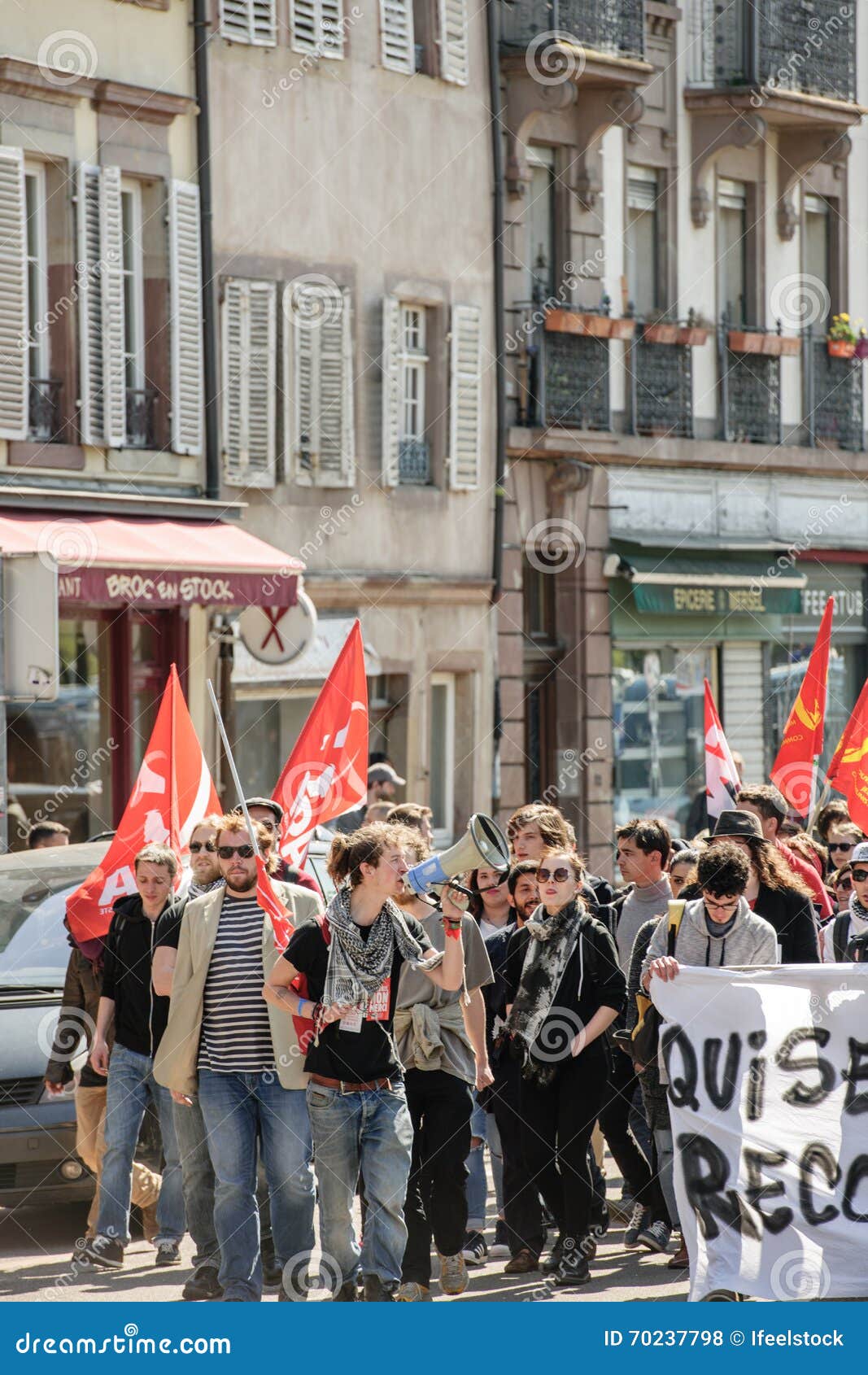 Διαμαρτυρία Απριλίου ενάντια στις μεταρρυθμίσεις εργασίας στη Γαλλία. ΣΤΡΑΣΒΟΥΡΓΟ, ΓΑΛΛΙΑ - 20 ΑΠΡΙΛΊΟΥ 2016: Η κλειστή κύρια οδός του Στρασβούργου ως εκατοντάδες των ανθρώπων καταδεικνύει ως τμήμα της σε εθνικό επίπεδο ημέρας της διαμαρτυρίας ενάντια στις προτεινόμενες μεταρρυθμίσεις εργασίας από τη σοσιαλιστική κυβέρνηση