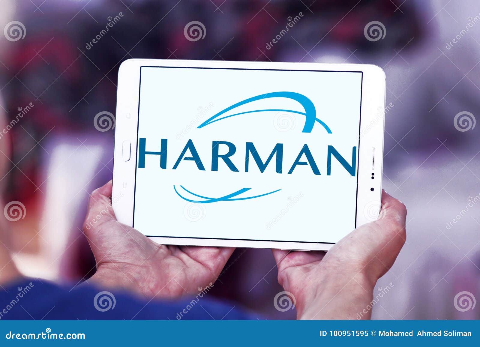 Διεθνές λογότυπο βιομηχανιών Harman. Λογότυπο της διεθνούς επιχείρησης βιομηχανιών Harman στην ταμπλέτα της Samsung Το Harman είναι αμερικανική επιχείρηση ότι τα σχέδια και οι μηχανικοί σύνδεσαν τα προϊόντα για τις αυτοκινητοβιομηχανίες, τους καταναλωτές και τις επιχειρήσεις παγκόσμιους, συμπεριλαμβανομένων των συνδεδεμένων συστημάτων αυτοκινήτων  ακουστικά και οπτικά προϊόντα, επιχειρηματική αυτοματοποίηση  και συνδεδεμένες υπηρεσίες