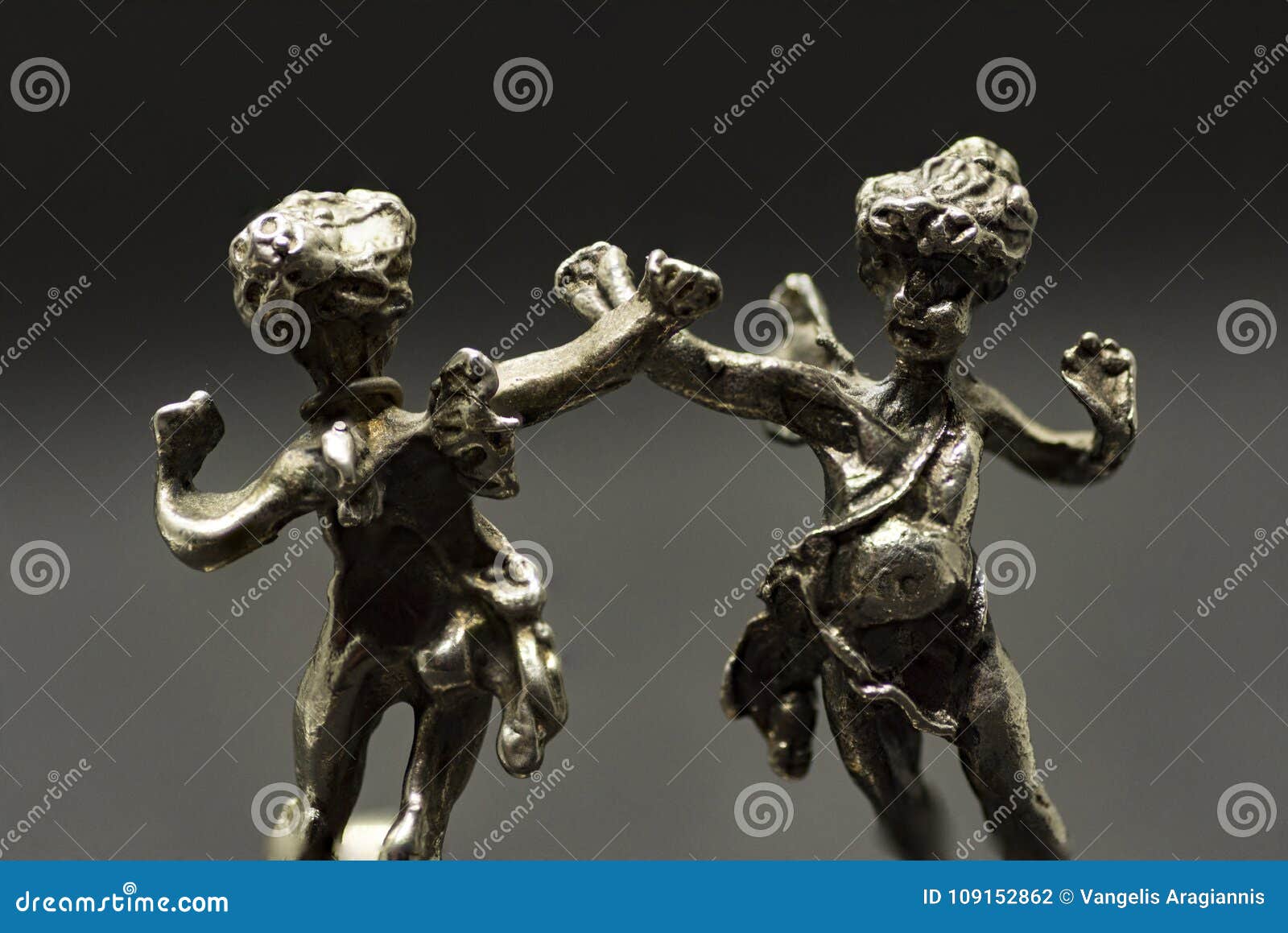 Δύο μεταλλικοί άγγελοι χορού, χορός με τους. Δύο μεταλλικοί άγγελοι ειδωλίων χορεύουν, χορός με τους, Αθήνα, Ελλάδα