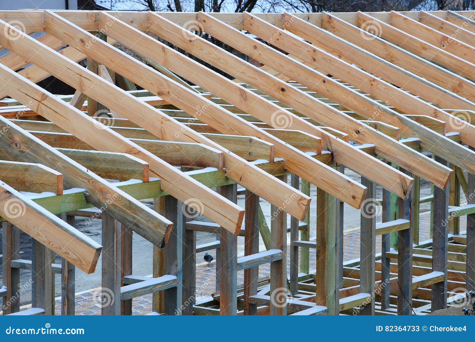 Εγκατάσταση των ξύλινων ακτίνων στην κατασκευή το σύστημα ζευκτόντων στεγών του σπιτιού