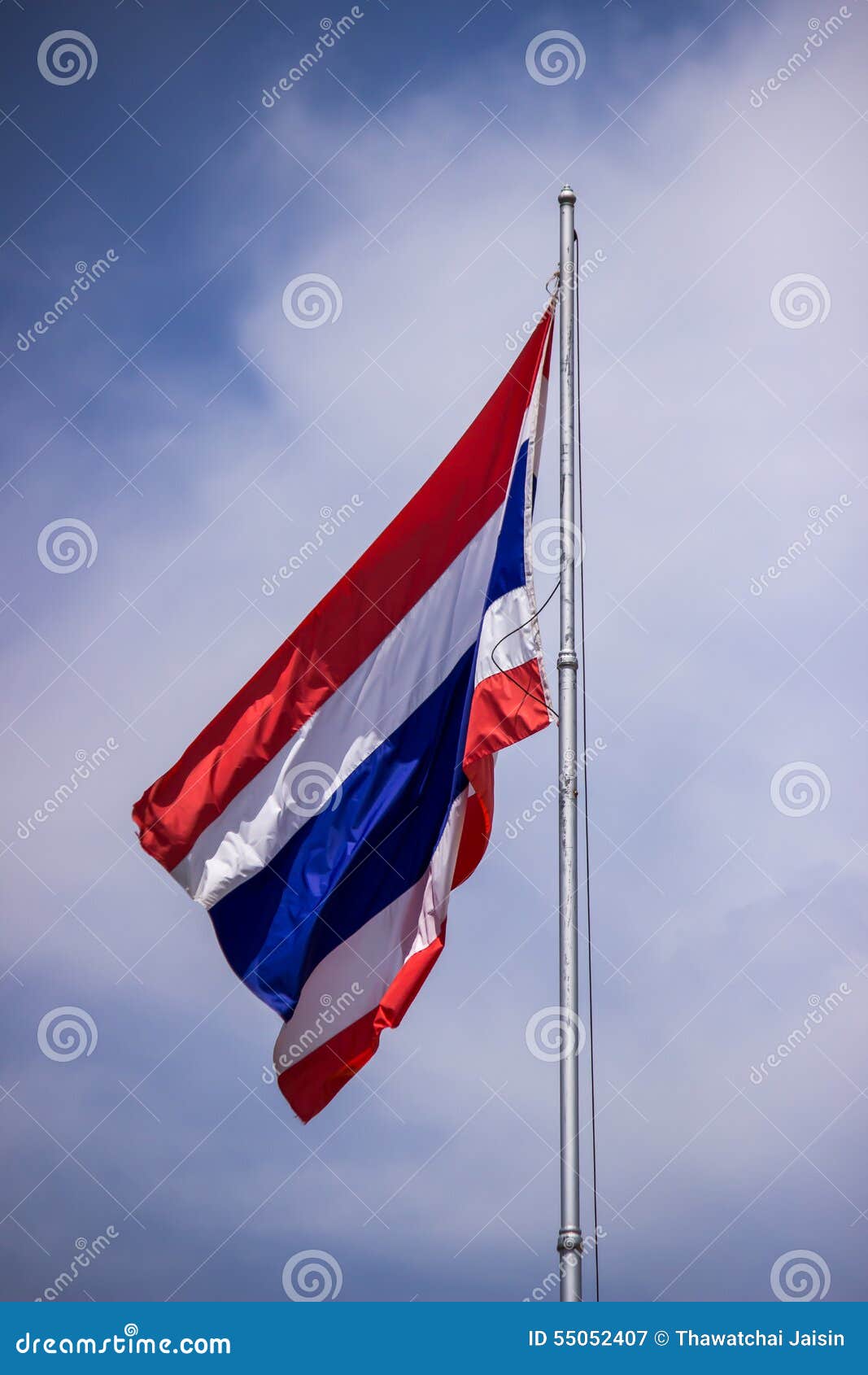 Εικόνα της κυματίζοντας ταϊλανδικής σημαίας της Ταϊλάνδης με το υπόβαθρο μπλε ουρανού