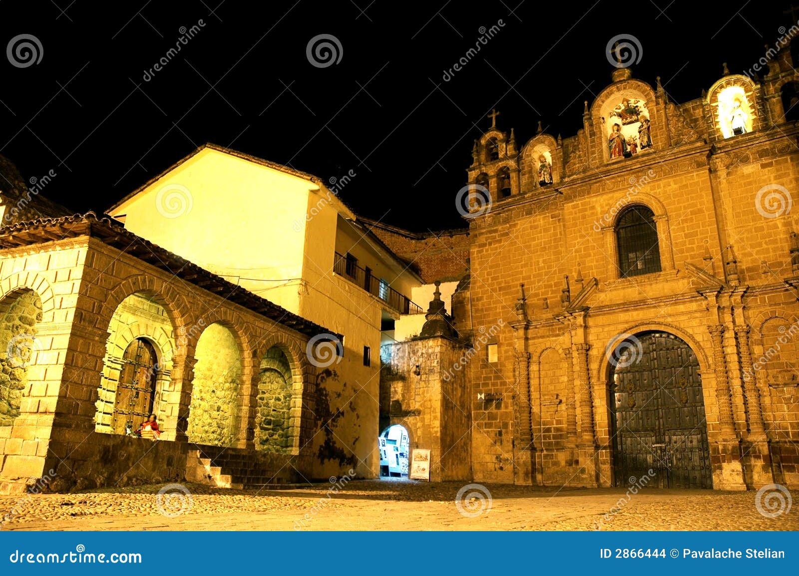 εκκλησία ιστορικό Περού. Arequipa ιστορική φωτισμένη νύχτα Περού προσόψεων εκκλησιών εξωτερική