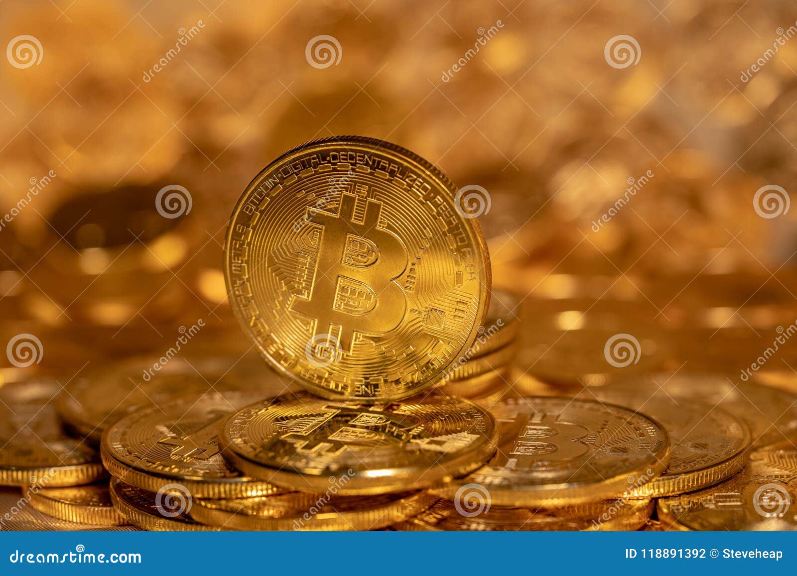 Ενιαίο νόμισμα Bitcoin που στέκεται πάνω από άλλα χρυσά νομίσματα. MORGANTOWN, WV - 13 ΙΟΥΝΊΟΥ 2018: Μακρο εικόνα του νομίσματος cybercurrency bitcoin που στέκεται πάνω από έναν σωρό άλλων χρυσών νομισμάτων