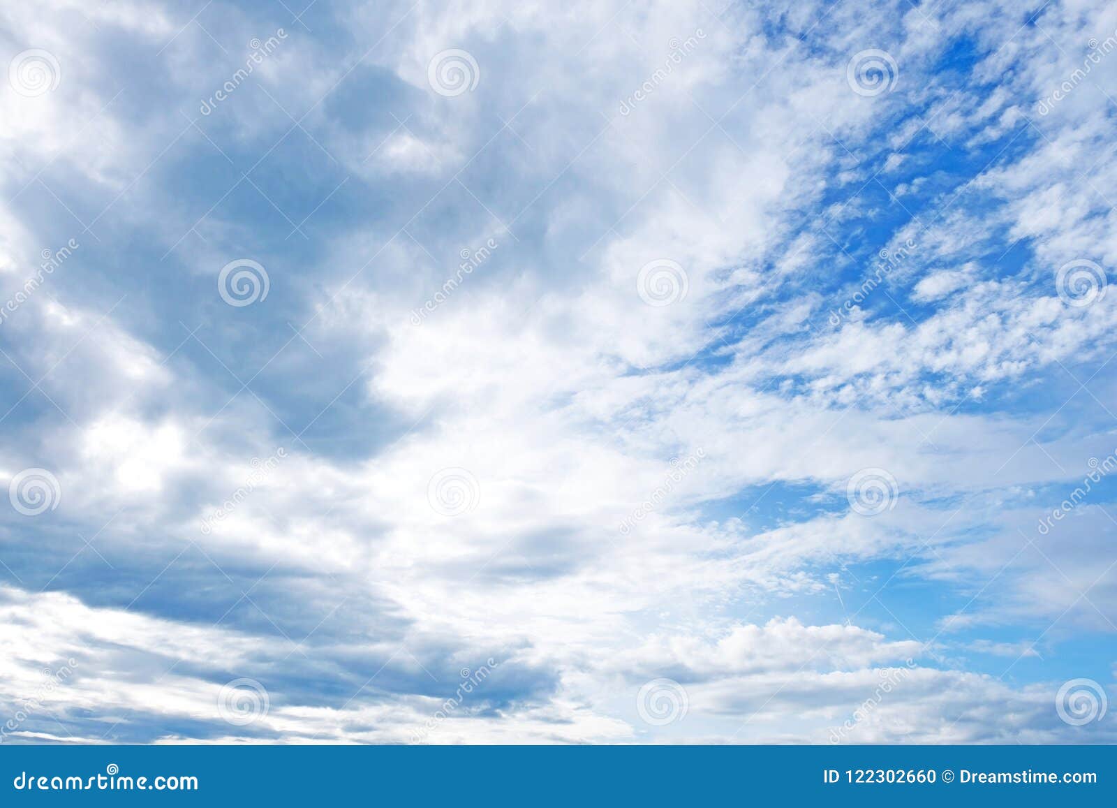 Εξετάστε επάνω τη θάλασσα του μπλε επάνω από τη γη Τα αυξομειούμενα άσπρα σύννεφα διαστίζουν σαφείς τον μπλε και το επιπλέον σώμα lazily πέρα από εκείνο τον αερώδη ωκεανό