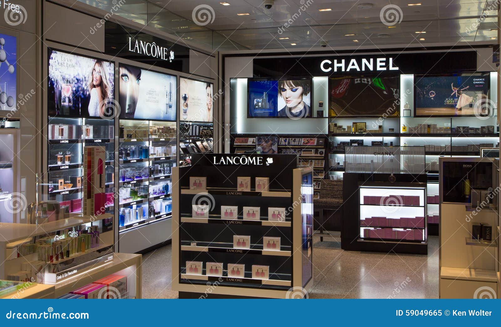 Επίδειξη Lancome και καταστημάτων της Chanel. ΛΟΣ ΑΝΤΖΕΛΕΣ, CA/USA - 4 ΑΥΓΟΎΣΤΟΥ 2015: Το Lancome και το fragence της Chanel και αποτελούν τις επιδείξεις Το Lancome και η Chanel είναι γαλλικό υψηλό σημείο makersof skincare, makeup, προϊόντα προσοχής αρώματος και τρίχας