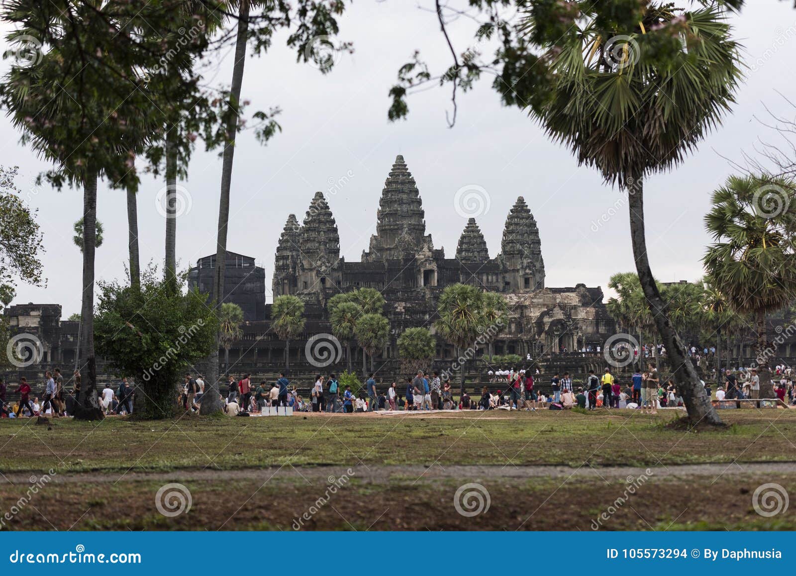 Επισκέπτες, Angkor Wat στην Καμπότζη. Το Angkor Wat στην Καμπότζη είναι το μεγαλύτερο θρησκευτικό μνημείο στον κόσμο και μια παγκόσμια κληρονομιά που απαριθμείται σύνθετη