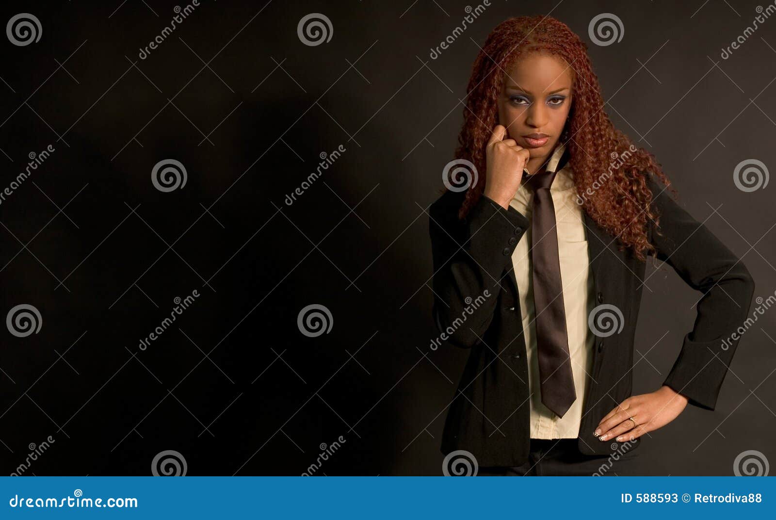 επιχειρηματίας. μαύρη γυναίκα κοστουμιών ισχύος όμορφη