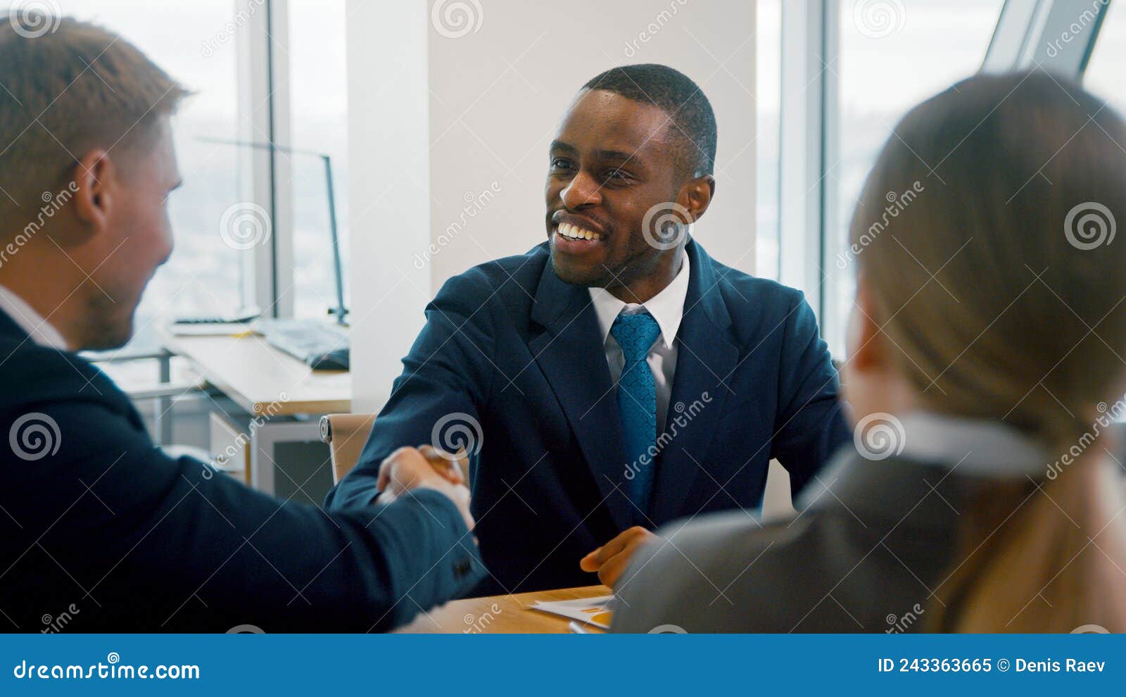 επιχειρηματίας και επιχειρηματίας που συναντιούνται στο γραφείο. χαμογελαστός άντρας με ομάδα εργασίας