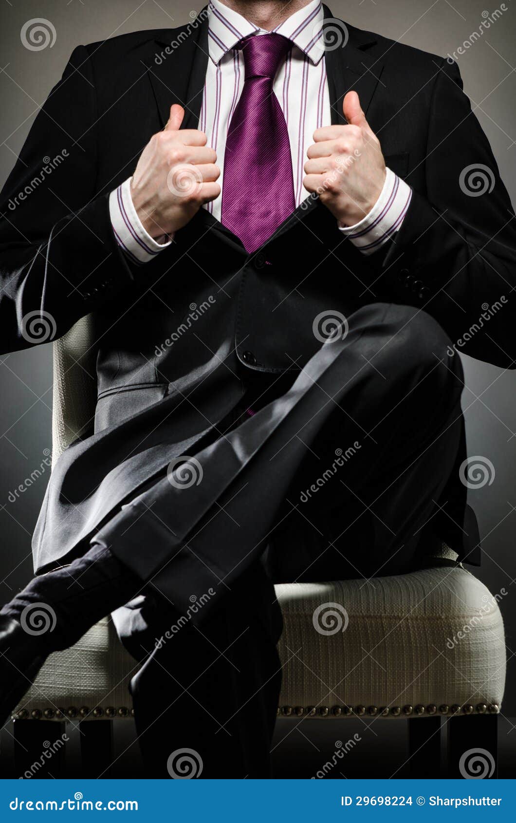 Επιχειρησιακό άτομο που φορά το κοστούμι. Εικόνα της συνεδρίασης επιχειρησιακών ατόμων στην καρέκλα
