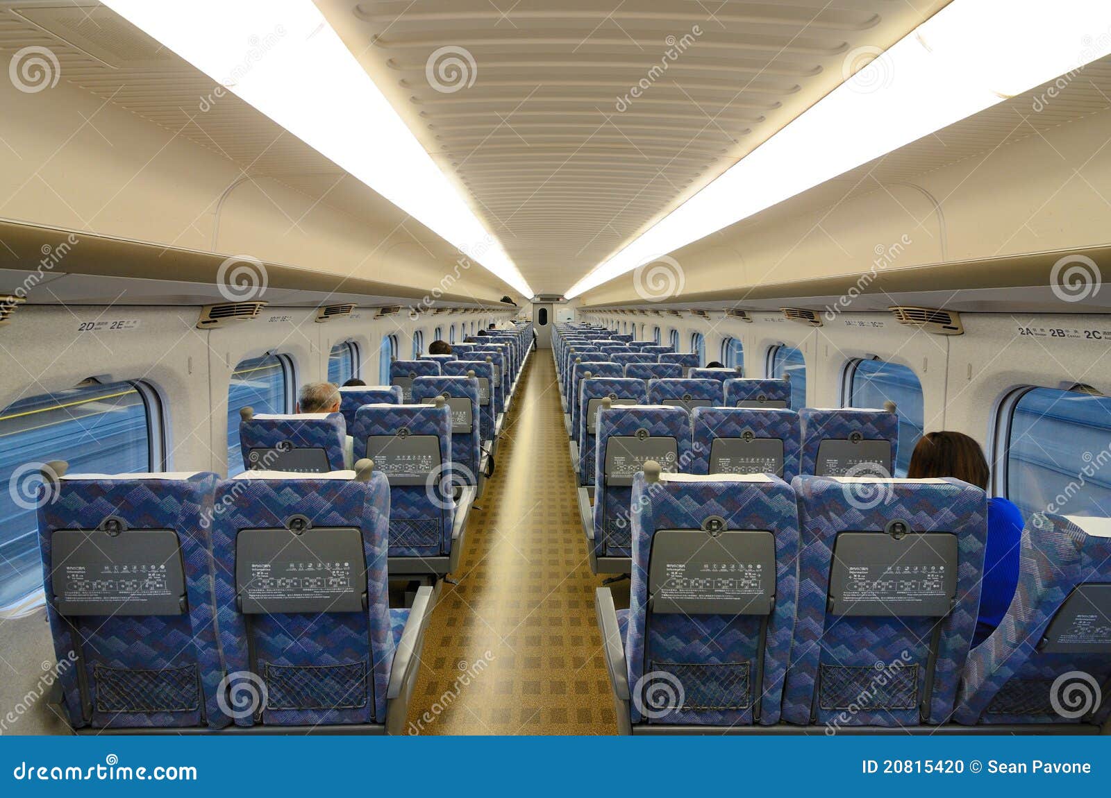 Εσωτερικό τραίνων σφαιρών. Μέσα ενός σχεδόν κενού τραίνου Hikari Shinkansen στην Ιαπωνία. Το Shinkansen είναι η παγκόσμια πιό απασχολημένη ταχύτητα γραμμή ραγών.