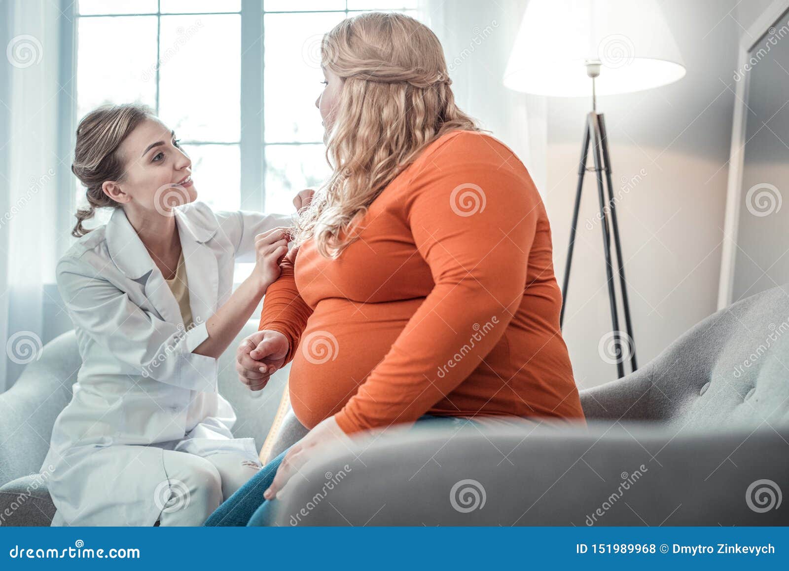 Εύθυμο νέο θηλυκό πρόσωπο που μιλά στο γιατρό της