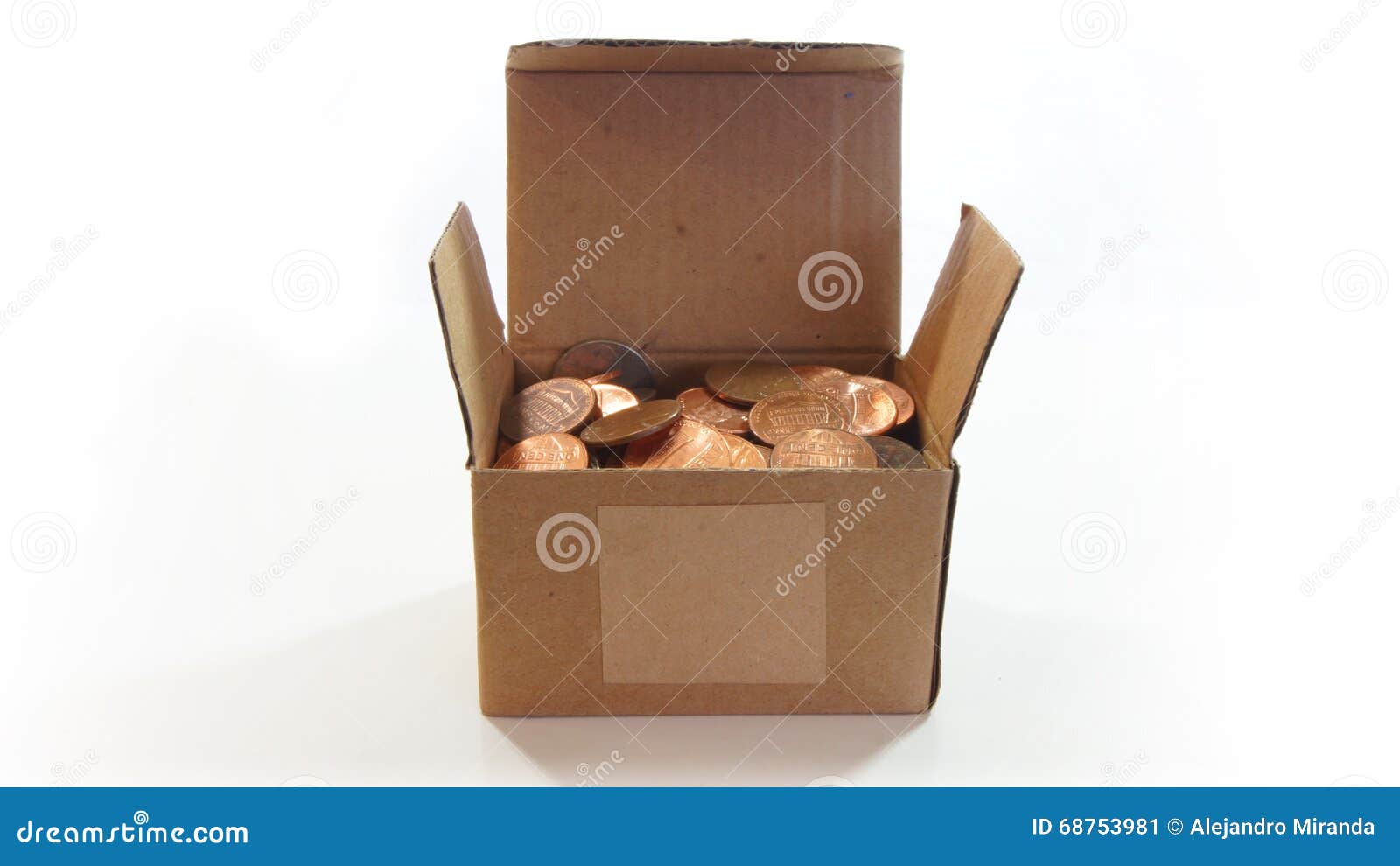 Ζαρωμένο κουτί από χαρτόνι ανοικτό με αμερικανικό νομίσματα σεντ μέσα στο άσπρο υπόβαθρο - μπροστινή άποψη