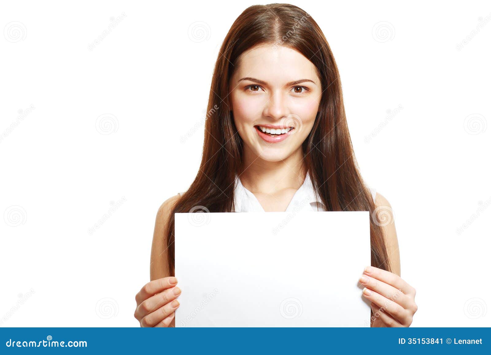 Η γυναίκα άντεξε μια κάρτα. Μια όμορφη γυναίκα άντεξε μια κενή A4 κάρτα που απομονώνεται στο άσπρο υπόβαθρο