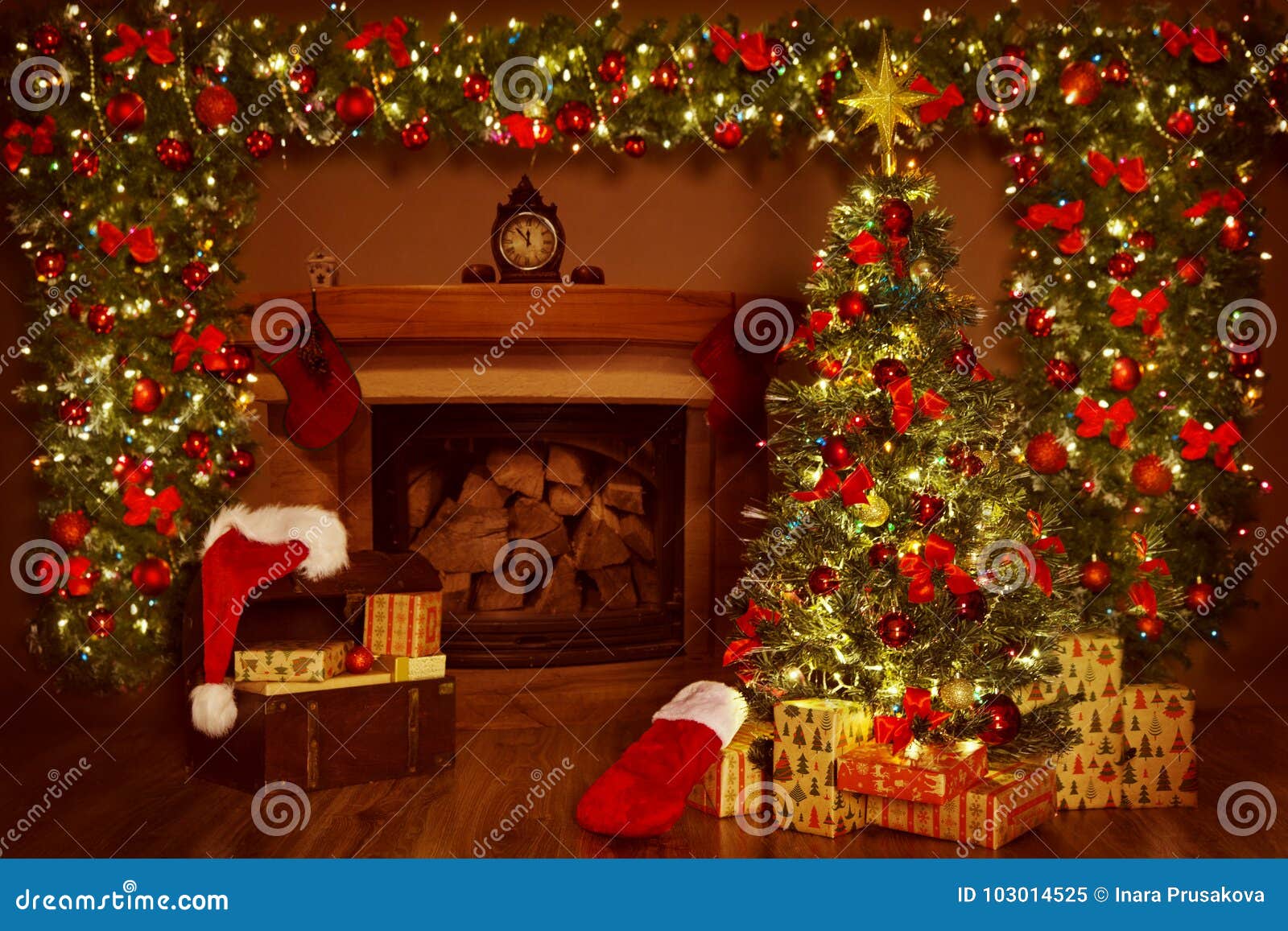 Η εστία Χριστουγέννων και το χριστουγεννιάτικο δέντρο, παρουσιάζουν τις διακοσμήσεις δώρων, νέο εγχώριο εσωτερικό υπόβαθρο έτους