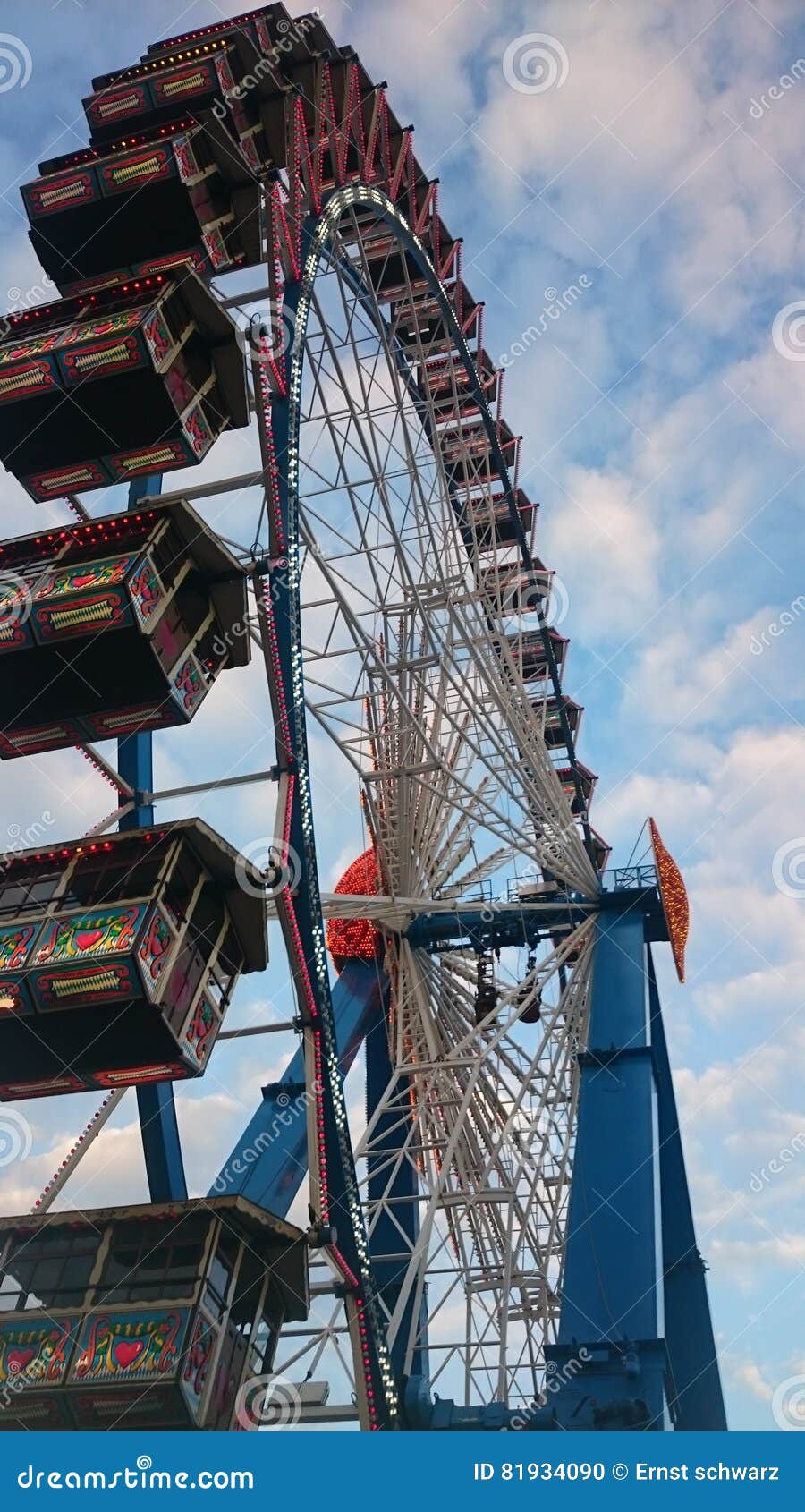 Η μεγάλη ρόδα στο Oktoberfest. Μια εικόνα από κάτω από τη ρόδα