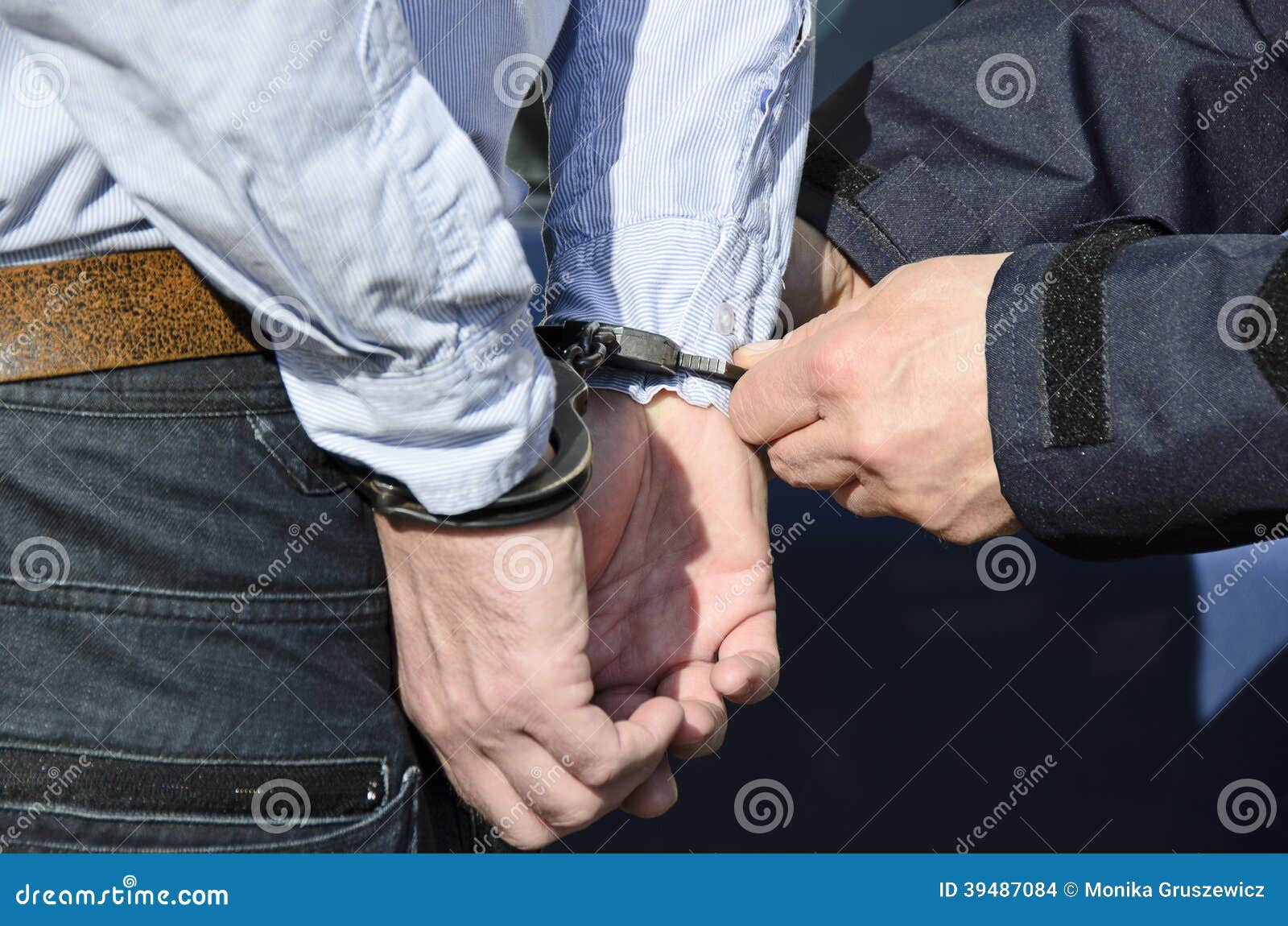 Η σύλληψη ενός ατόμου. Η φωτογραφία παρουσιάζει τη σύλληψη ενός ατόμου.