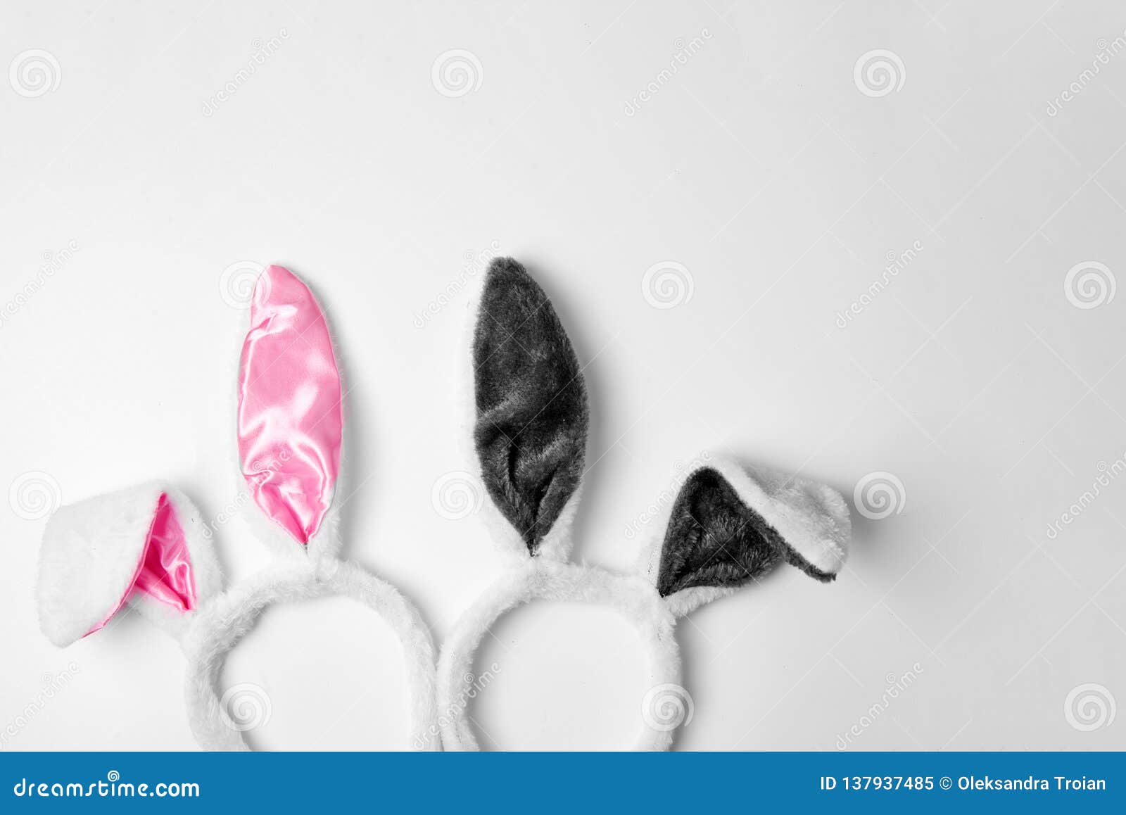 Η τοπ άποψη δύο αυτιών κουνελιών στο άσπρο ροζ υποβάθρου και το ζεύγος αγαπούν το διάστημα αντιγράφων έννοιας Πάσχας διακοπών. Η τοπ άποψη δύο αυτιών κουνελιών στο άσπρο ροζ υποβάθρου και το ζεύγος αγαπούν την έννοια Πάσχας διακοπών