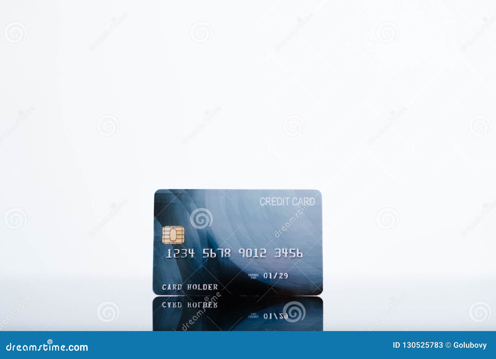Ηλεκτρονικά χρήματα τραπεζών υποβάθρου πιστωτικών καρτών άσπρα. Πιστωτική κάρτα στο άσπρο υπόβαθρο τραπεζικές διαδικασίες και ηλεκτρονική έννοια χρημάτων