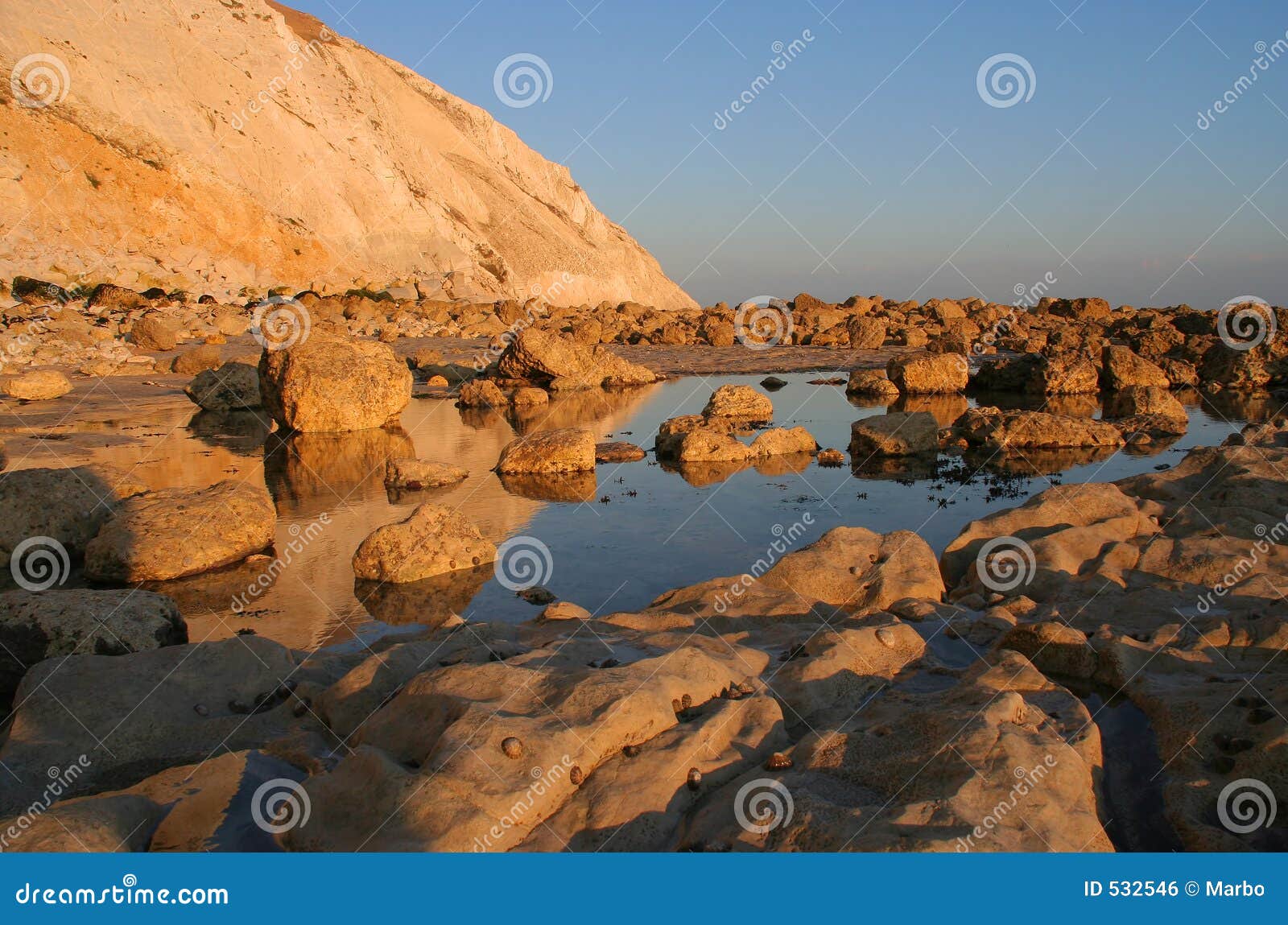 ηλιοβασίλεμα απότομων β&rho. Beachy κεφάλι χάσματος της Αγγλίας αγελάδων απότομων βράχων easbourne κοντά στο ηλιοβασίλεμα Σάσσεξ βράχων