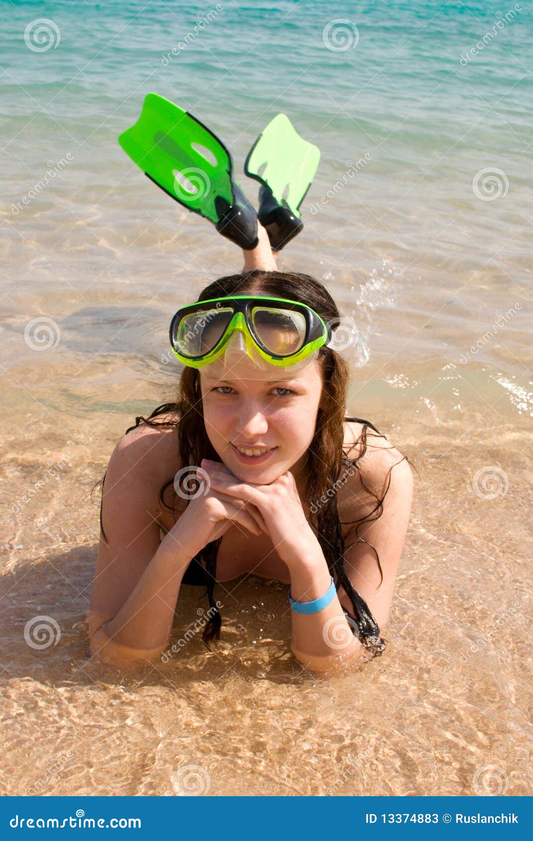 θάλασσα. τα βατραχοπέδιλα καλύπτουν τις όμορφες κολυμπώντας νεολαίες γυναικών