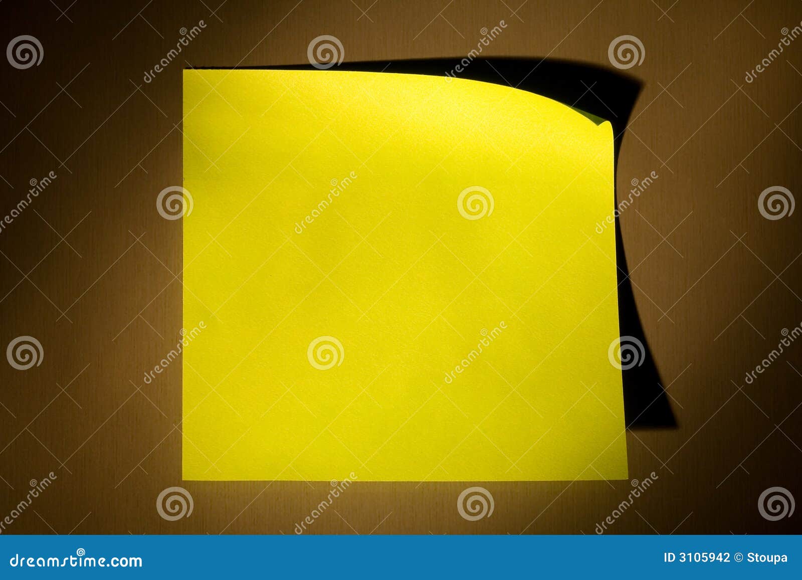 θέση σημειώσεων. συγκολλητικός κενός κώνος που φωτίζει σημειώσεων μετα θερμό κίτρινο επιφάνειας ψυγείων κολλημένο ανοξείδωτο