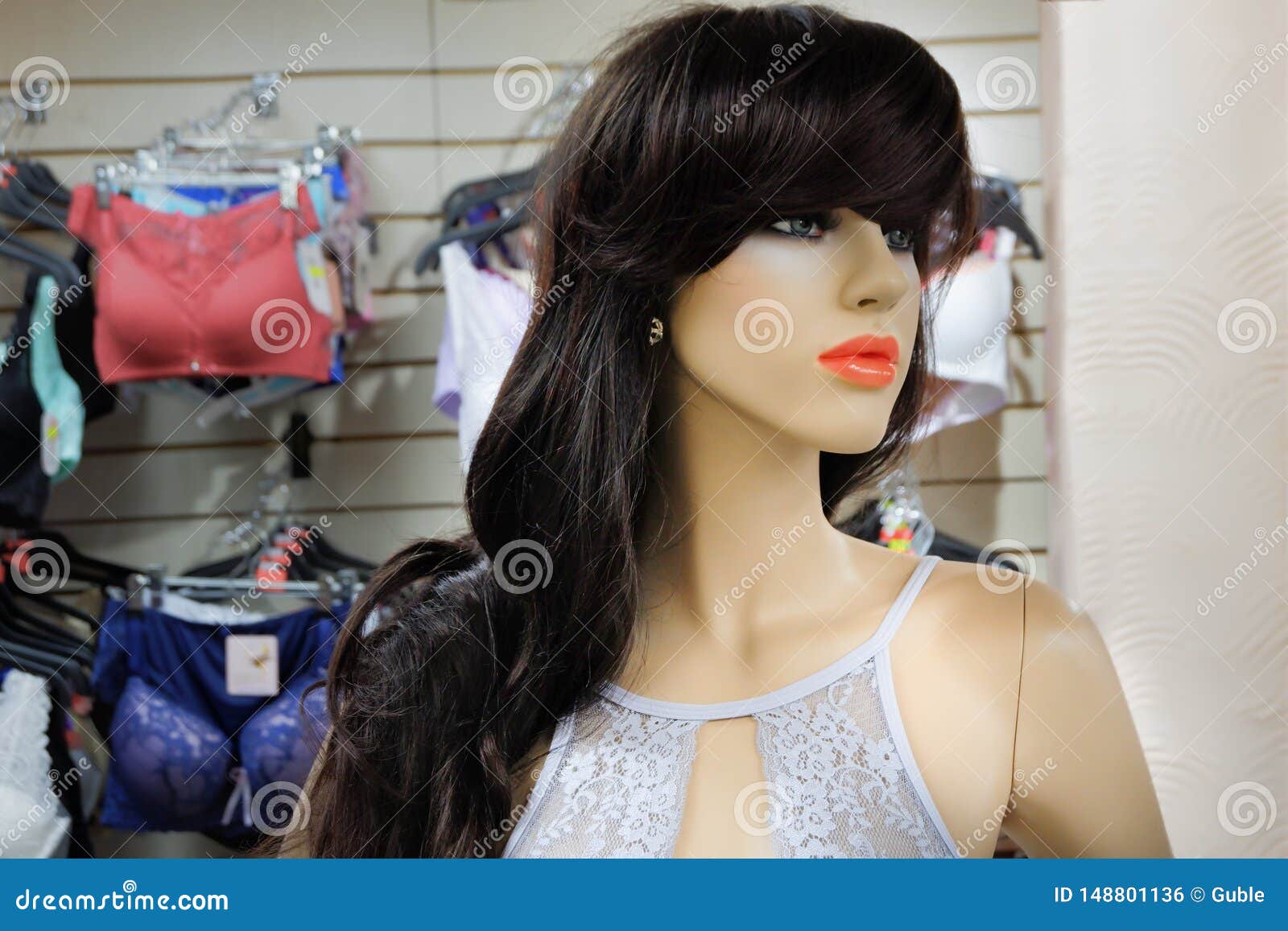 Θηλυκό μανεκέν σε μια περούκα στο κατάστημα στο υπόβαθρο του εσώρουχου