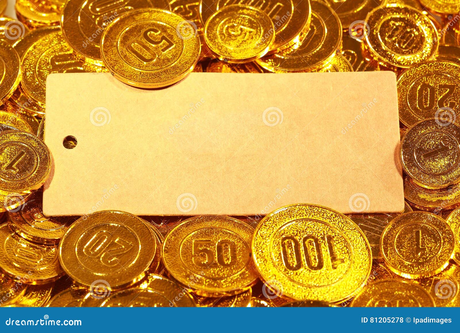 Κάρτα εγγράφου της Kraft στο χρυσό σωρό νομισμάτων