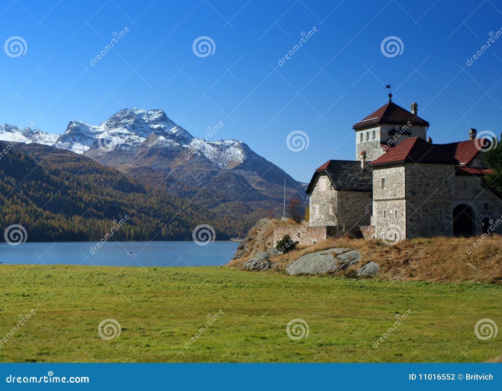 κάστρο Ελβετία. το αλπικό κάστρο καντονίου η λίμνη Ελβετός