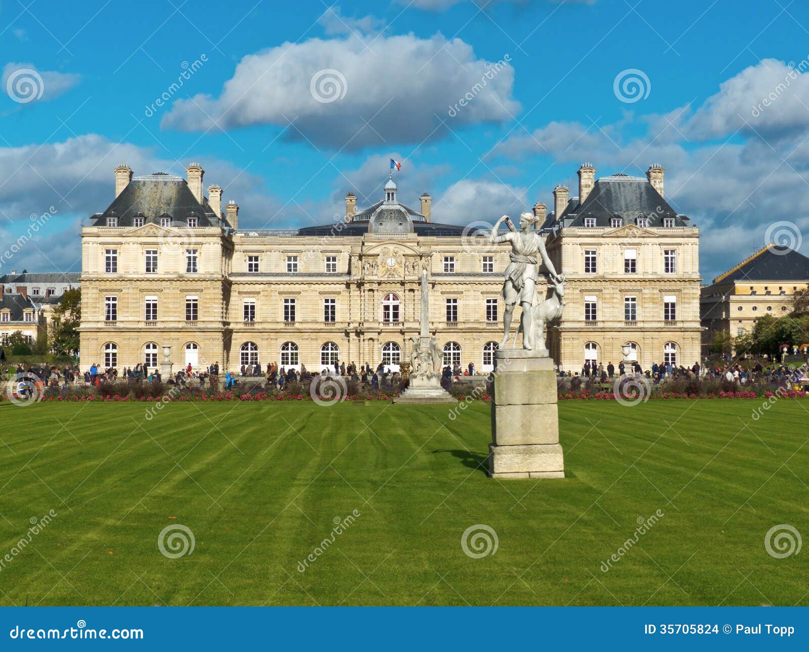 Κήποι του λουξεμβούργιου πάρκου στο Παρίσι Γαλλία. Το παλαιό κτήριο Συγκλήτου στους κήπους του λουξεμβούργιου πάρκου στο Παρίσι, Γαλλία με το μπλε ουρανό και τα σύννεφα.