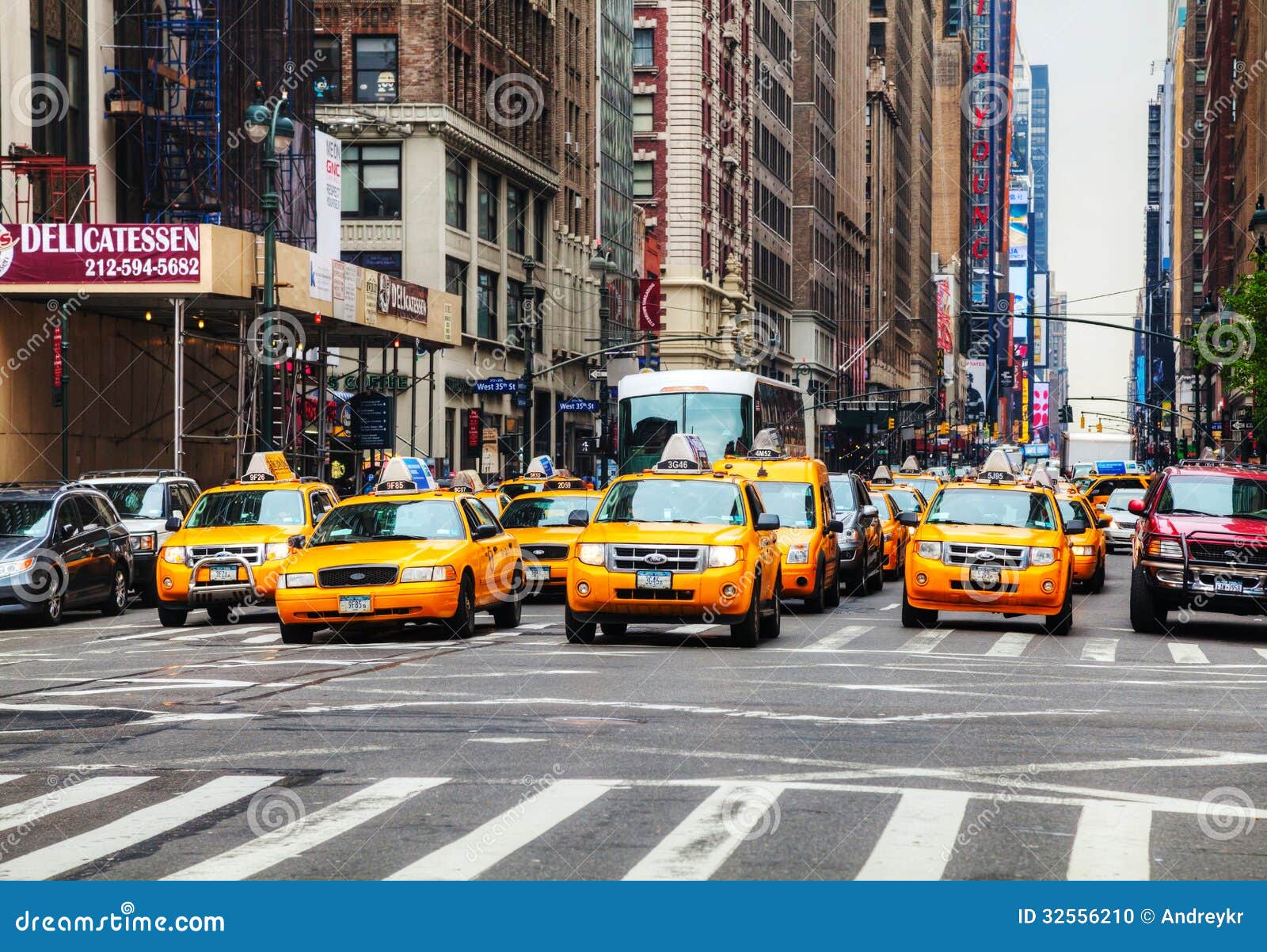 Κίτρινα taxis στην οδό πόλεων της Νέας Υόρκης. ΠΟΛΗ ΤΗΣ ΝΕΑΣ ΥΌΡΚΗΣ - 11 ΜΑΐΟΥ: Κίτρινα taxis στην οδό στις 11 Μαΐου 2013 στη Νέα Υόρκη. Τα κίτρινα αυτοκίνητα χρησιμεύουν ως τα taxis σε NYC και είναι εύκολα στο σημείο μεταξύ άλλων οχημάτων λόγω του χρώματός τους.