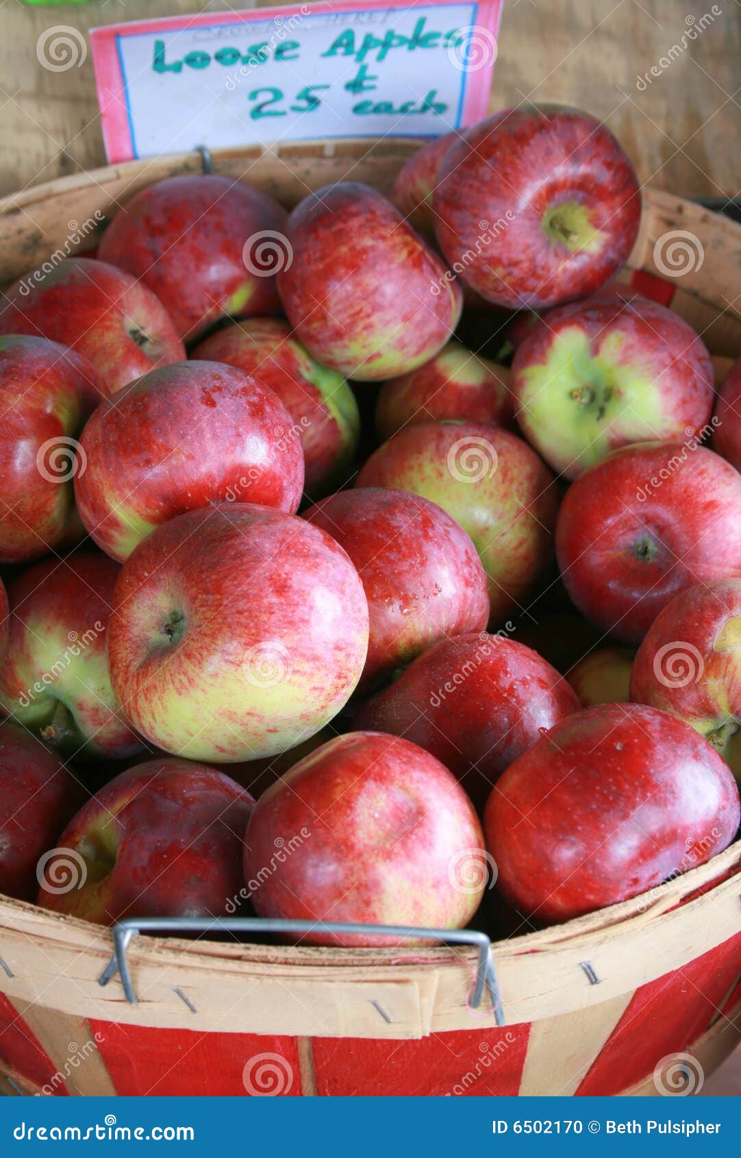 καλάθι μήλων που επιλέχτηκε ακριβώς. οι αγρότες μπούσελ καλαθιών μήλων συγκόμισαν πρόσφατα την πώληση αγοράς