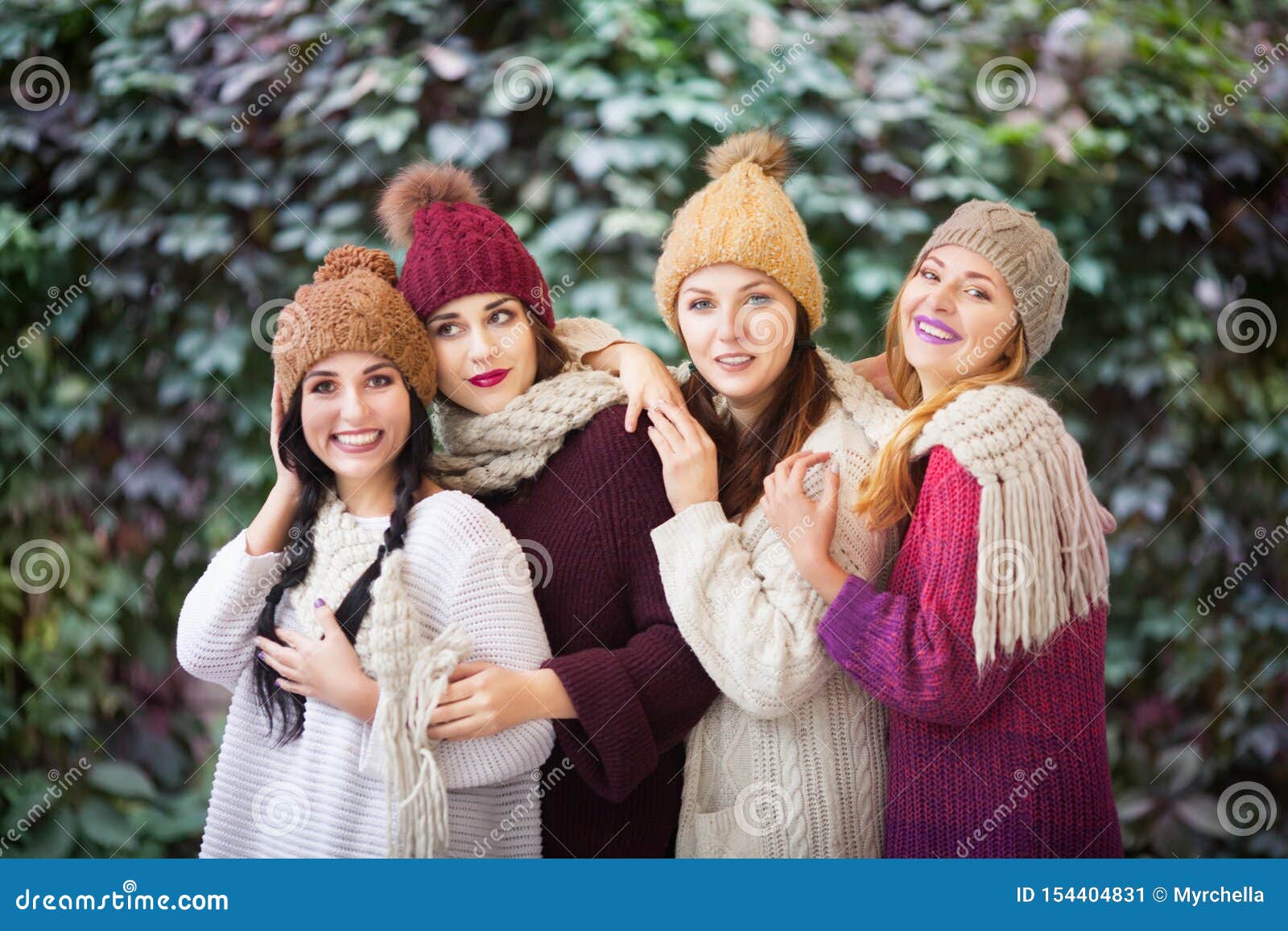 Καλύτεροι φίλοι γυναικών που χαμογελούν και που περπατούν στην πόλη Υπαίθρια πορτρέτο μόδας τρόπου ζωής Θετικές συγκινήσεις