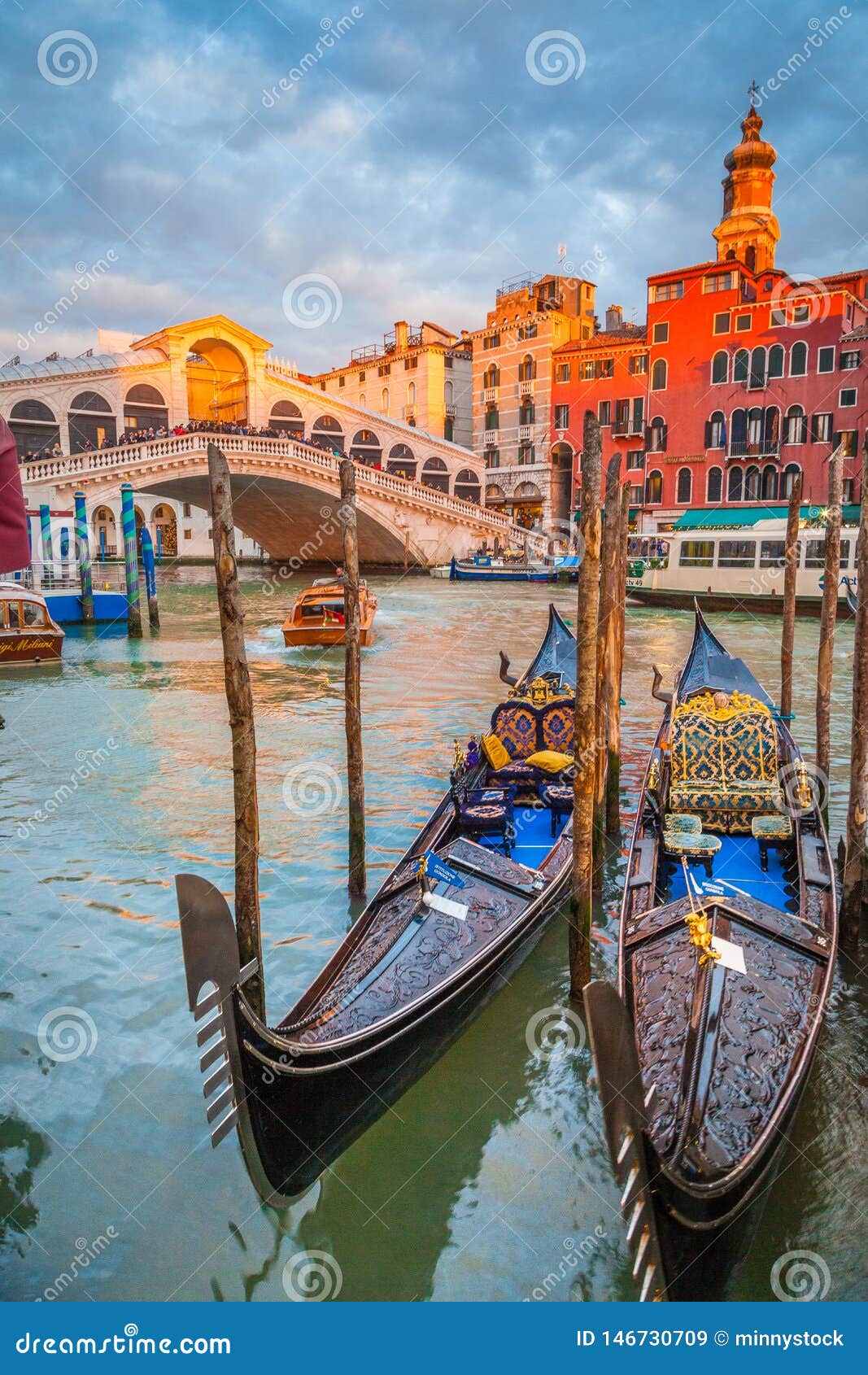 Κανάλι Grande με τις γόνδολες και τη γέφυρα Rialto στο ηλιοβασίλεμα, Βενετία, Ιταλία