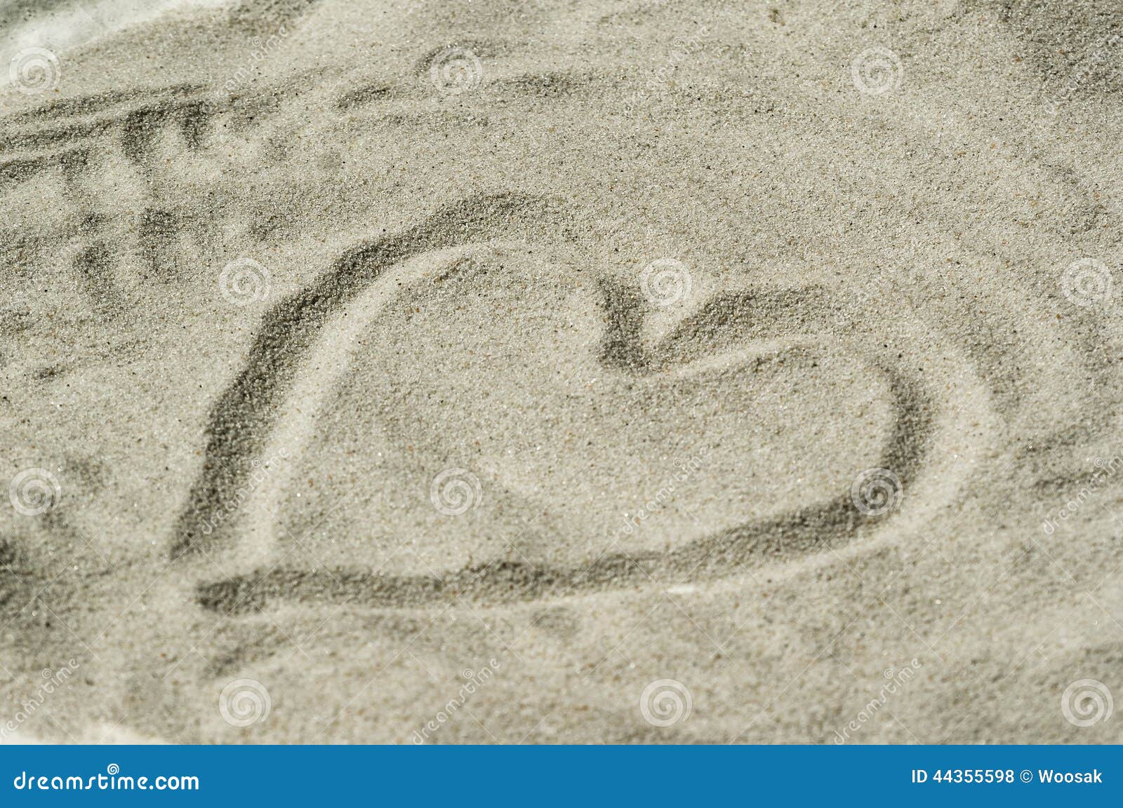 Καρδιά στην άμμο. Η μικρή καρδιά σύρει στην άμμο