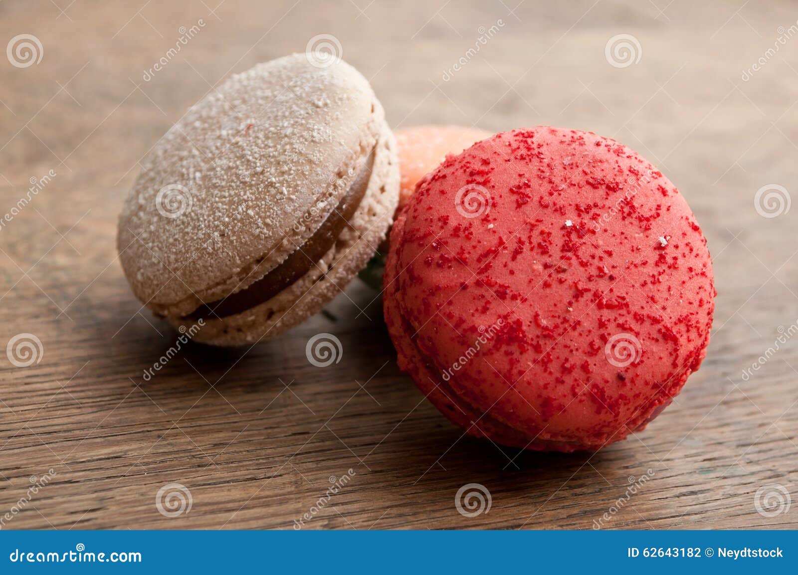 Κατάταξη των γαλλικών macarons στο ξύλινο υπόβαθρο