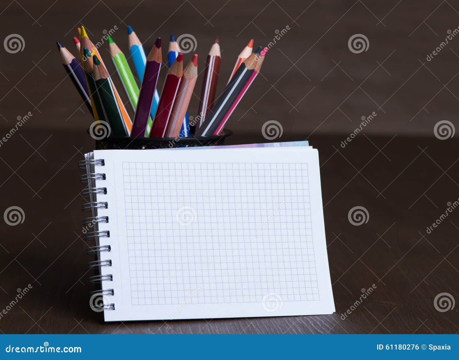 Κενό σημειωματάριο και ζωηρόχρωμα μολύβια. Κενό σημειωματάριο με τα διαστημικά και ζωηρόχρωμα μολύβια αντιγράφων