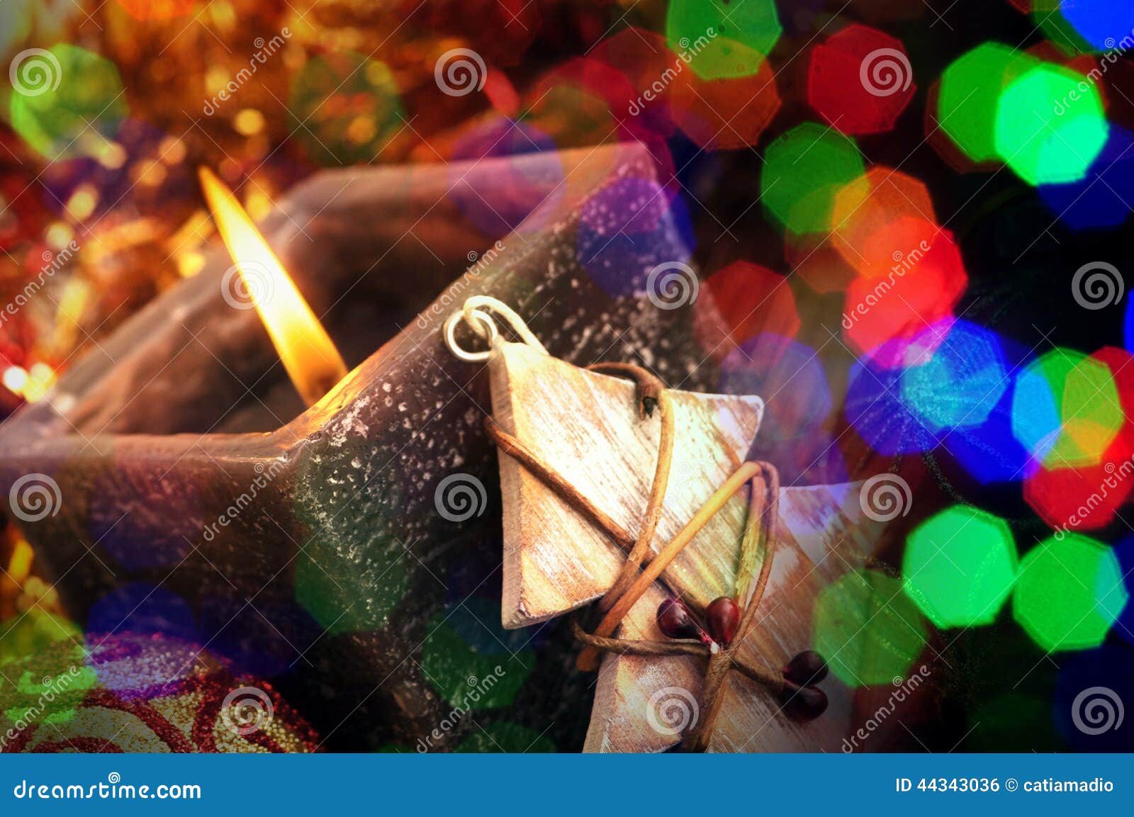 Κερί Χριστουγέννων με τα θολωμένα φω'τα. Σύγχρονο κερί με τα πολύχρωμα θολωμένα φω'τα