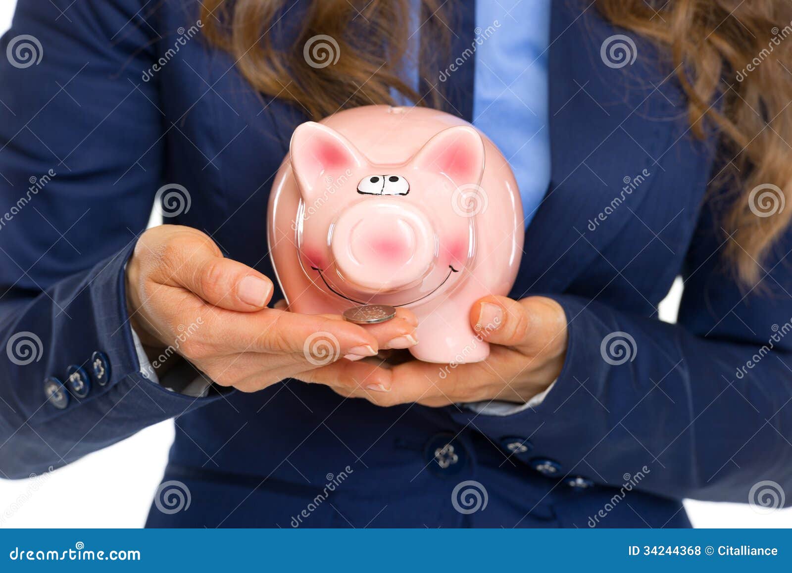 Κινηματογράφηση σε πρώτο πλάνο στην επιχειρησιακή γυναίκα που δίνει τη piggy τράπεζα σίτισης με το νόμισμα που απομονώνεται στο λευκό