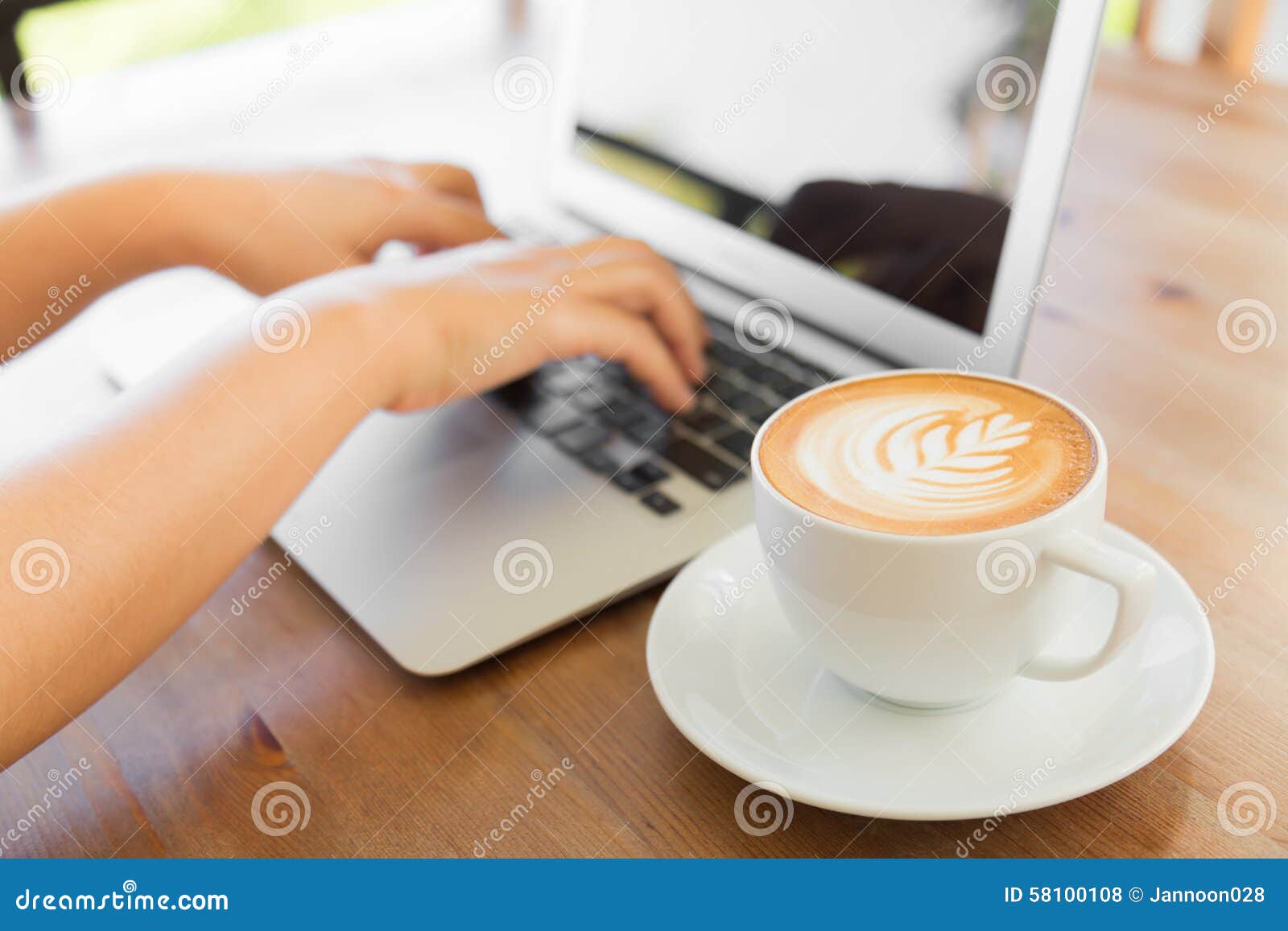 Κινηματογράφηση σε πρώτο πλάνο της δακτυλογράφησης χεριών επιχειρησιακών γυναικών στο πληκτρολόγιο και τον καφέ lap-top