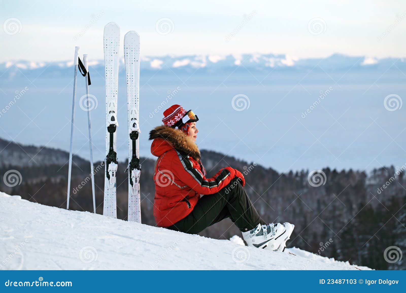 κλίση σκι. το κορίτσι απόστασης φαίνεται να κάνει σκι σκι συνεδρίασης βουνών κλίση στοχαστική