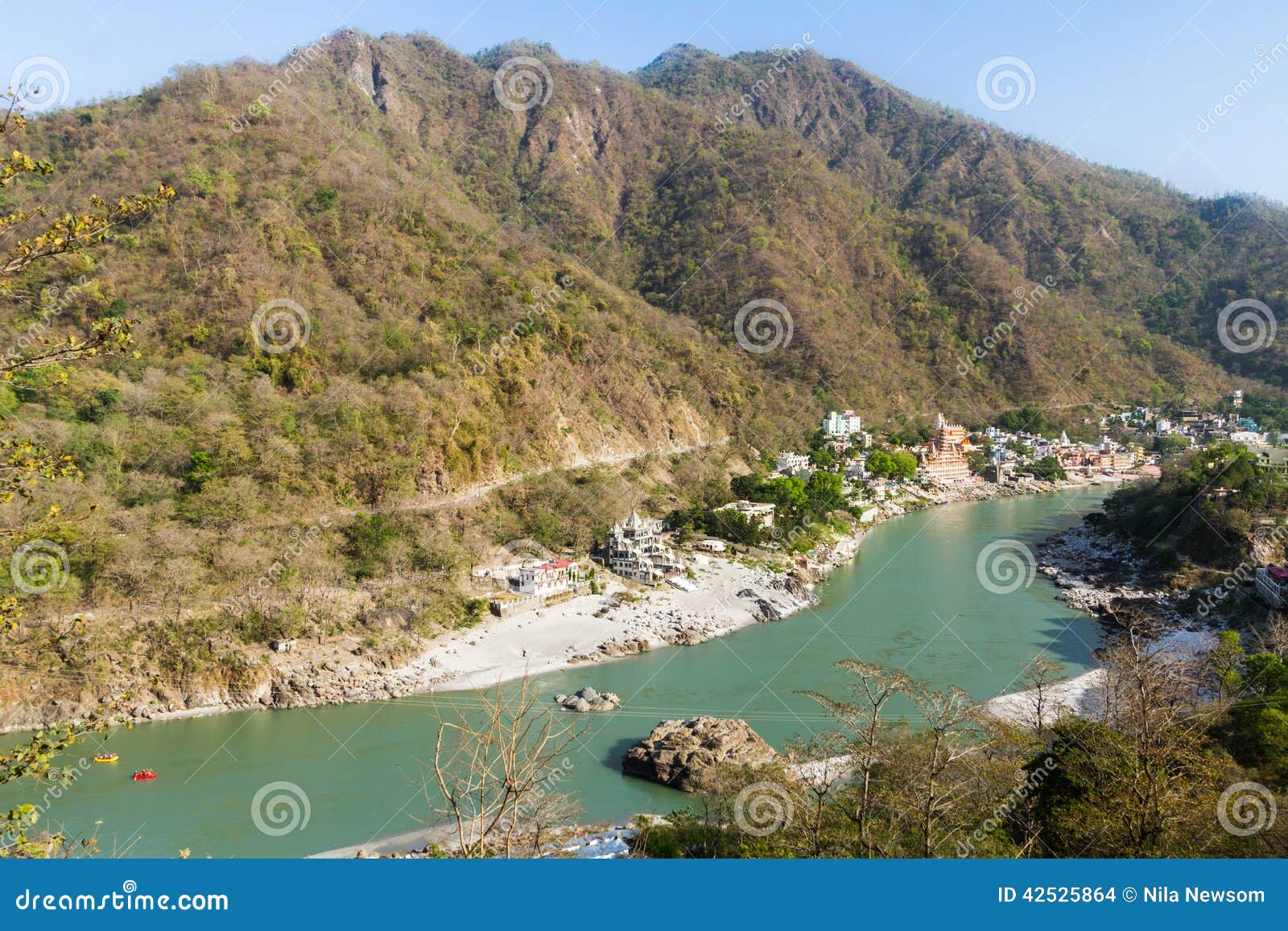 Κοιλάδα Rishikesh στην ινδική κατάσταση Uttarakhand με τον ποταμό του Γάγκη που διατρέχει του