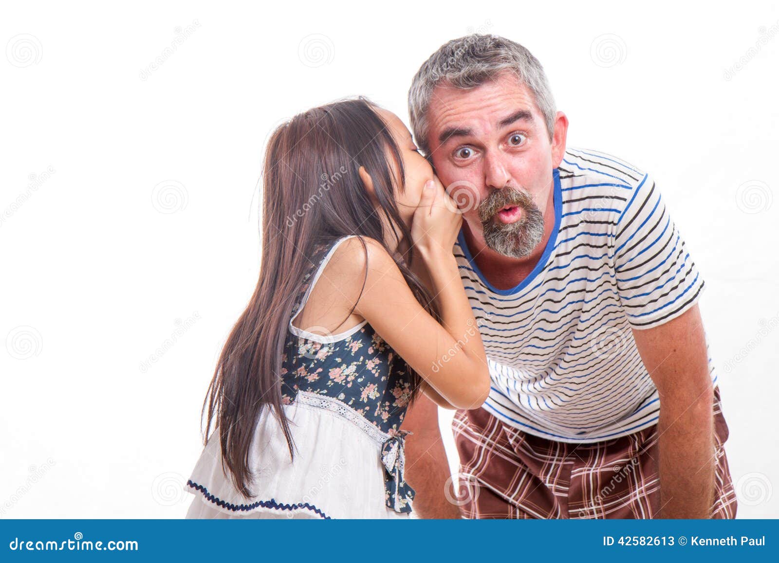 Κορίτσι που ψιθυρίζει στο αυτί του μπαμπά. Λέγοντας μπαμπάς κορών ένα μυστικό, που ψιθυρίζει στο αυτί του