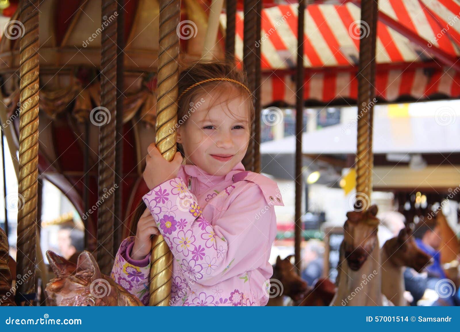 Κορίτσι σε ένα ιπποδρόμιο. Κορίτσι σε ένα ζωηρόχρωμο ιπποδρόμιο στο κέντρο της Βιέννης