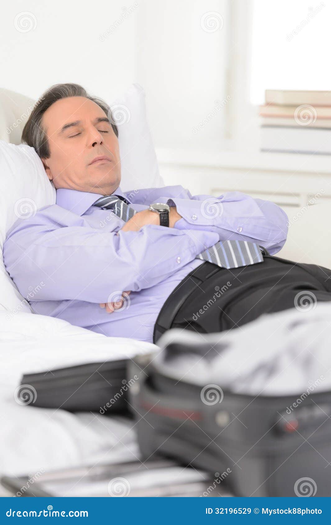 Κουρασμένος του ταξιδιού. Κουρασμένος ώριμος ύπνος επιχειρηματιών στο SOF. Κουρασμένος του ταξιδιού. Κουρασμένος ώριμος ύπνος επιχειρηματιών στον καναπέ στο σπίτι