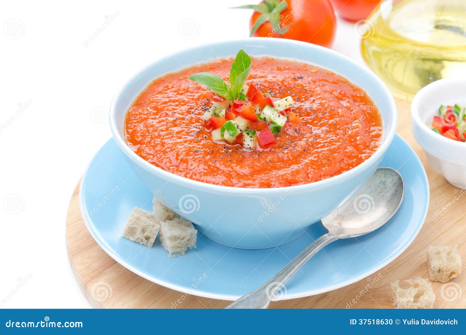 Κρύο gazpacho σούπας ντοματών με το βασιλικό και croutons σε ένα κύπελλο, που απομονώνεται σε ένα άσπρο υπόβαθρο