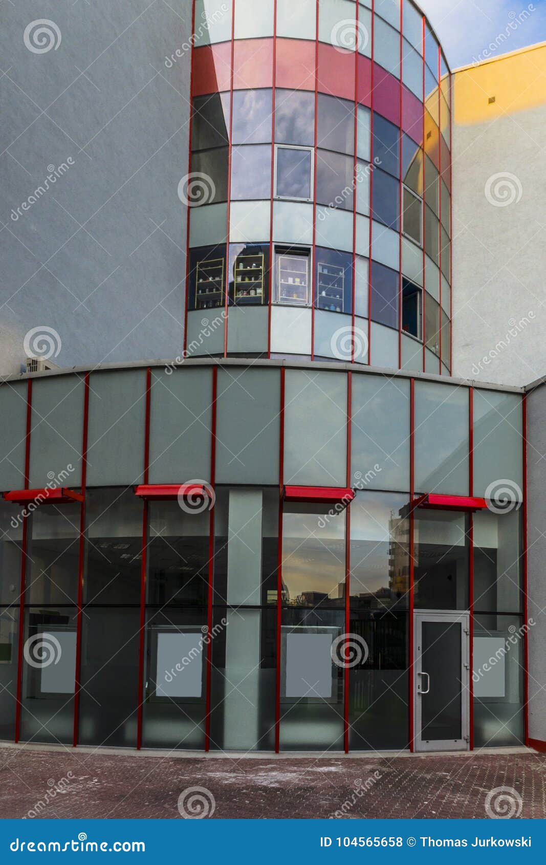 κτήρια σύγχρονα. Λεωφόρος Pilsudki και σύγχρονα κτήρια με με τα διαμερίσματα και τα γραφεία στην πόλη Å  Ã ³ dÅº στην Πολωνία φωτογραφία βραδιού