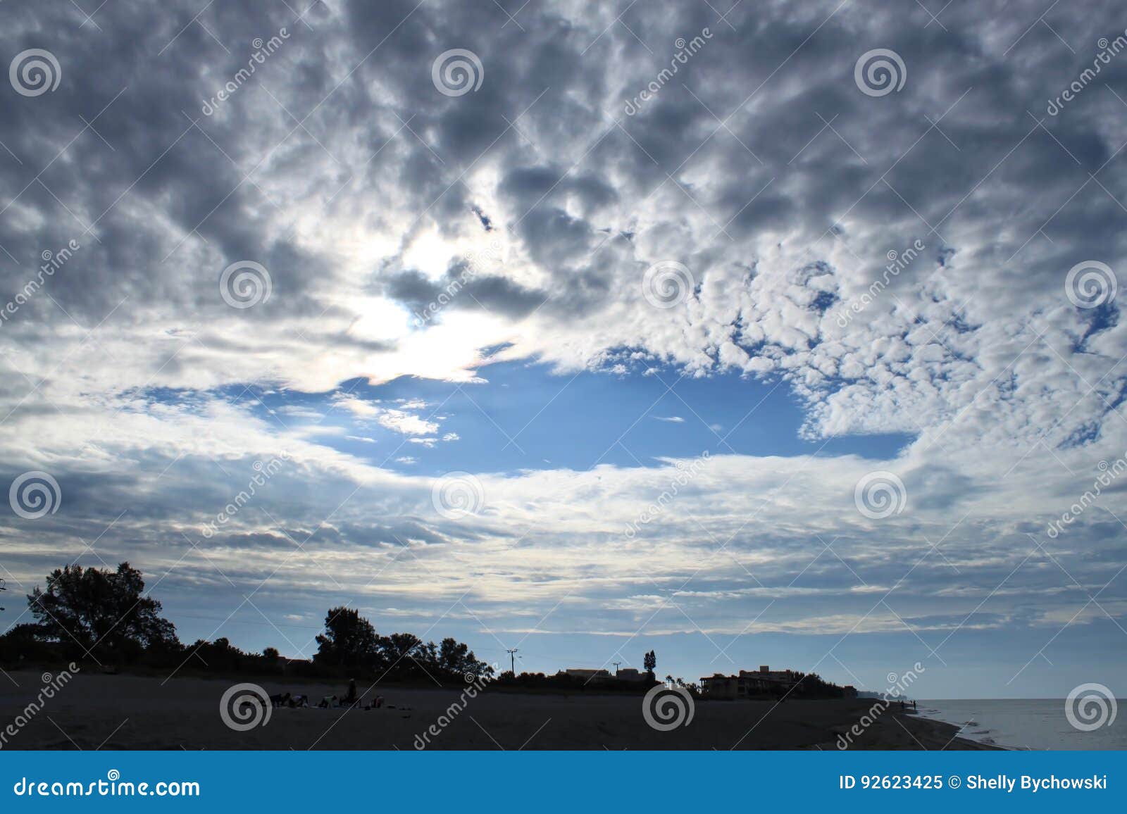 Κόλπος των σύννεφων του Μεξικού μετά από την ανατολή. Ζαλίζοντας ουρανός αμέσως μετά από την ανατολή με τα σύννεφα και το ωκεάνιο νερό στη Φλώριδα από την πλευρά Κόλπων