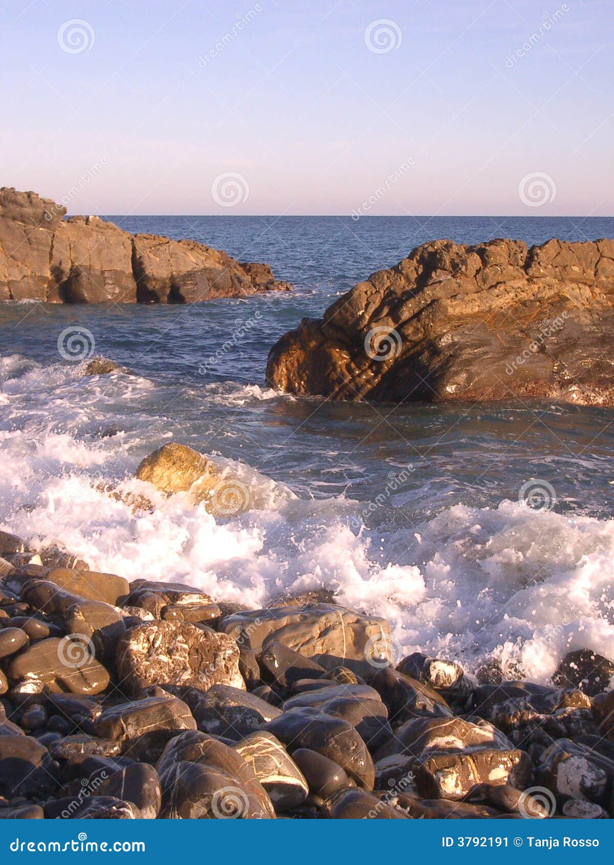 κόκκινη θάλασσα βράχων της Ιταλίας Λιγυρία