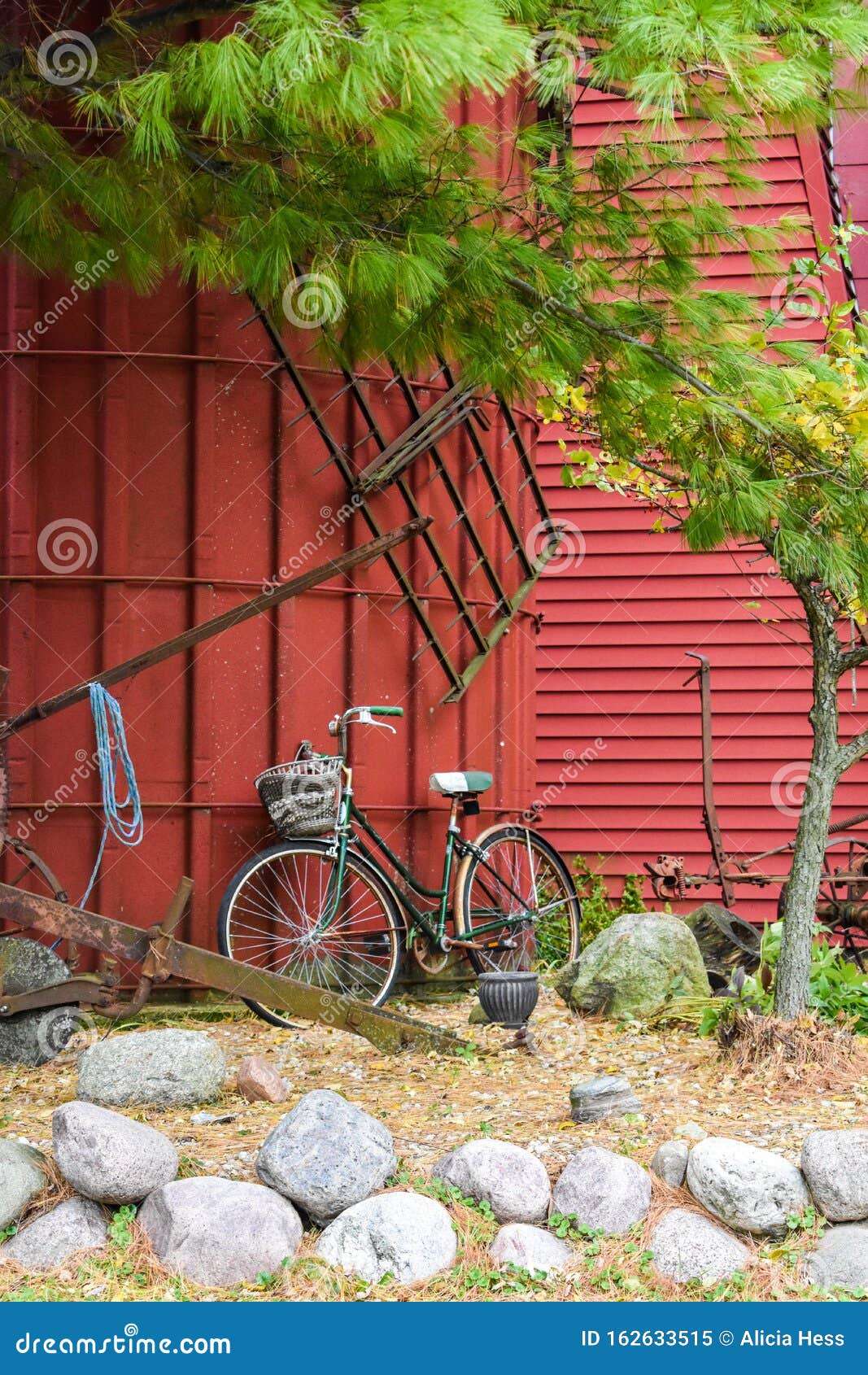 Κόκκινο σιλό με παλιά εργαλεία και ποδήλατο. Ένα κόκκινο σιλό και αχυρώνα με παλιά εργαλεία κρεμασμένα πάνω του και ένα παλιό ποδήλατο που κλίνει εναντίον του στο Walworth County, Wisconsin