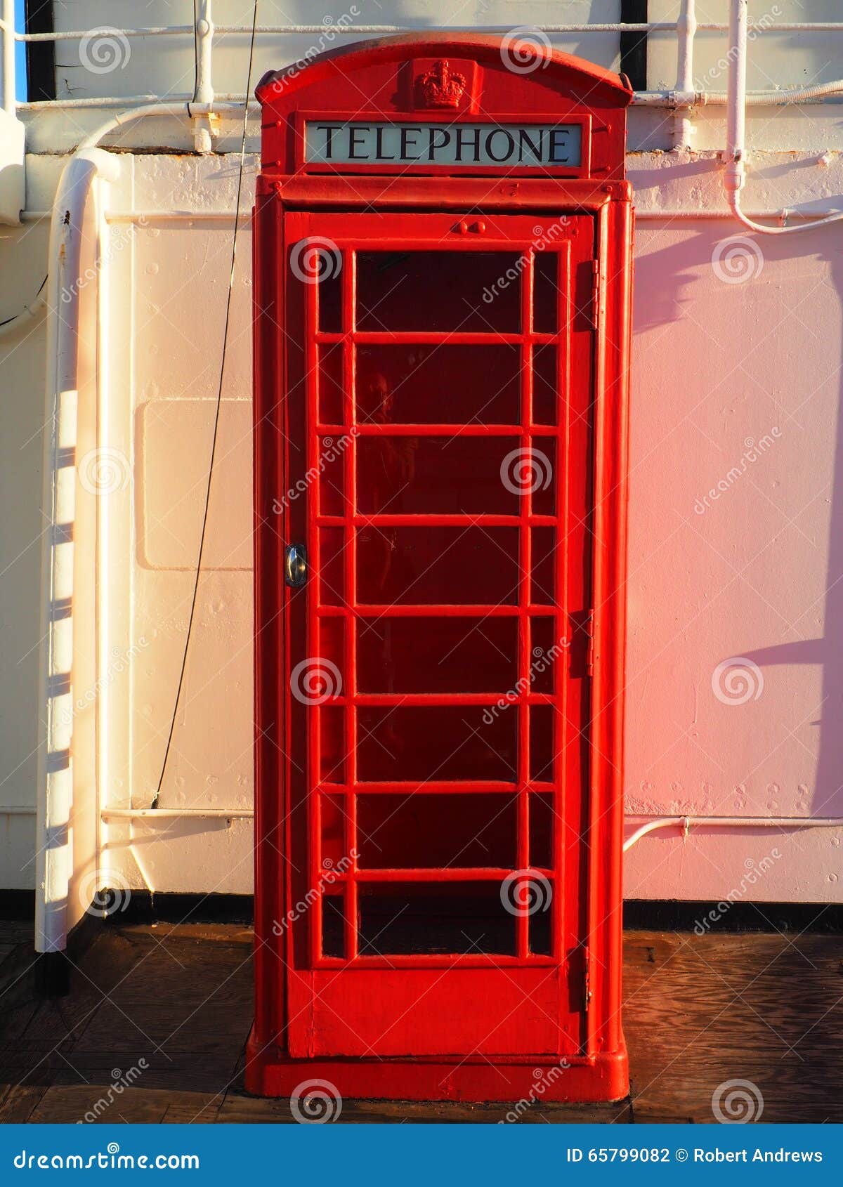 Κόκκινο τηλεφωνικών θαλάμων. Βρετανικός κόκκινος τηλεφωνικός θάλαμος στο σκάφος